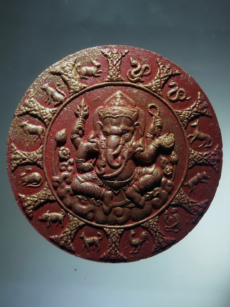 Antig FB 12841 ว่านแดงปัดทอง พระเทวราชโพธิสัตว์จตุคามรามเทพ หลังพระพิฆเณศวรเทพเจ้าแห่งความสำเร็จ และ 12 นักษัตร ไม่ทราบรุ่น ไม่มีกล่อง