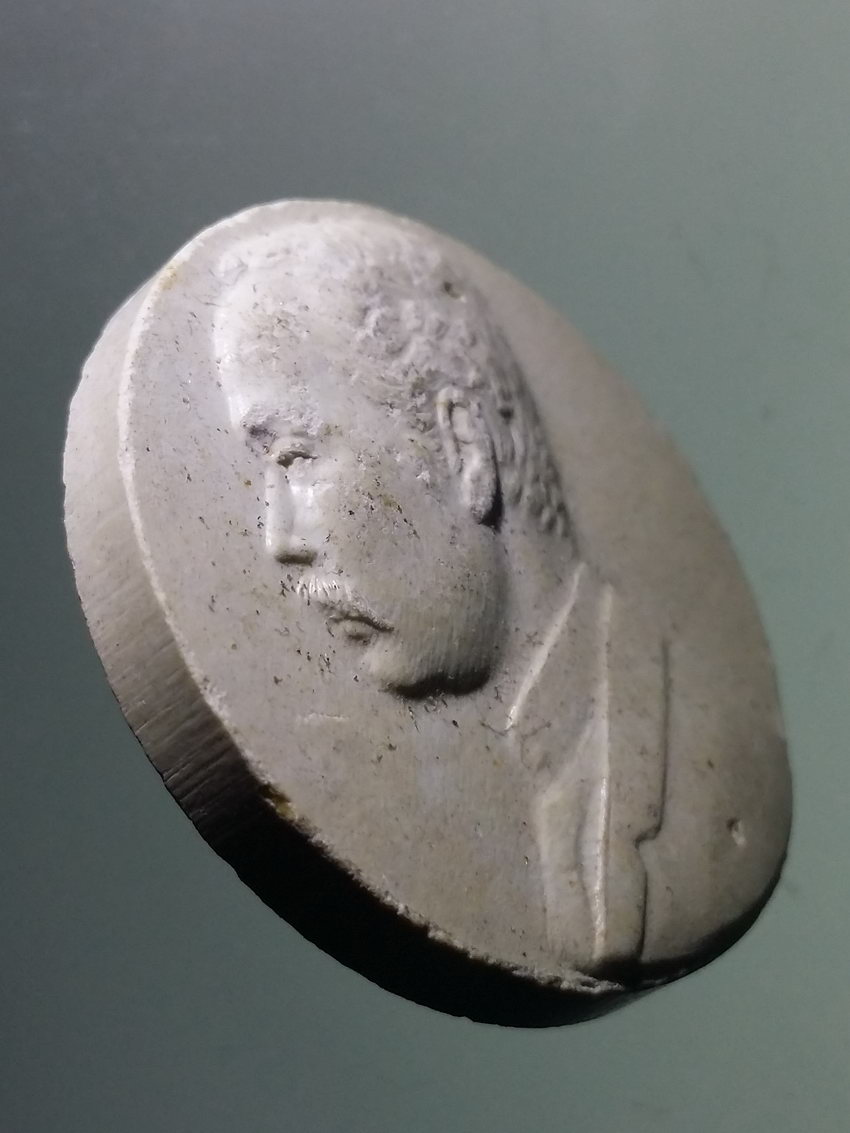 รหัสสินค้า พระไม่ทราบที่ 566 พระบรมสาทิสลักษณ์ รัชกาลที่ 5 เนื้อผง หลัง พระนามย่อ จปร. ไม่ทราบที่