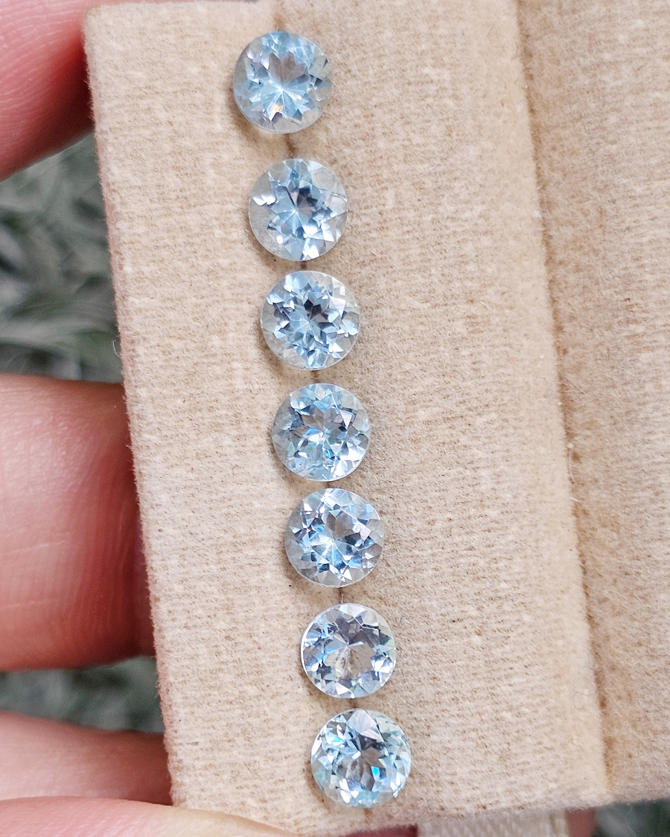 อความารีนกลมเจียรเหลี่ยม 5.0mm. 1 กะรัต