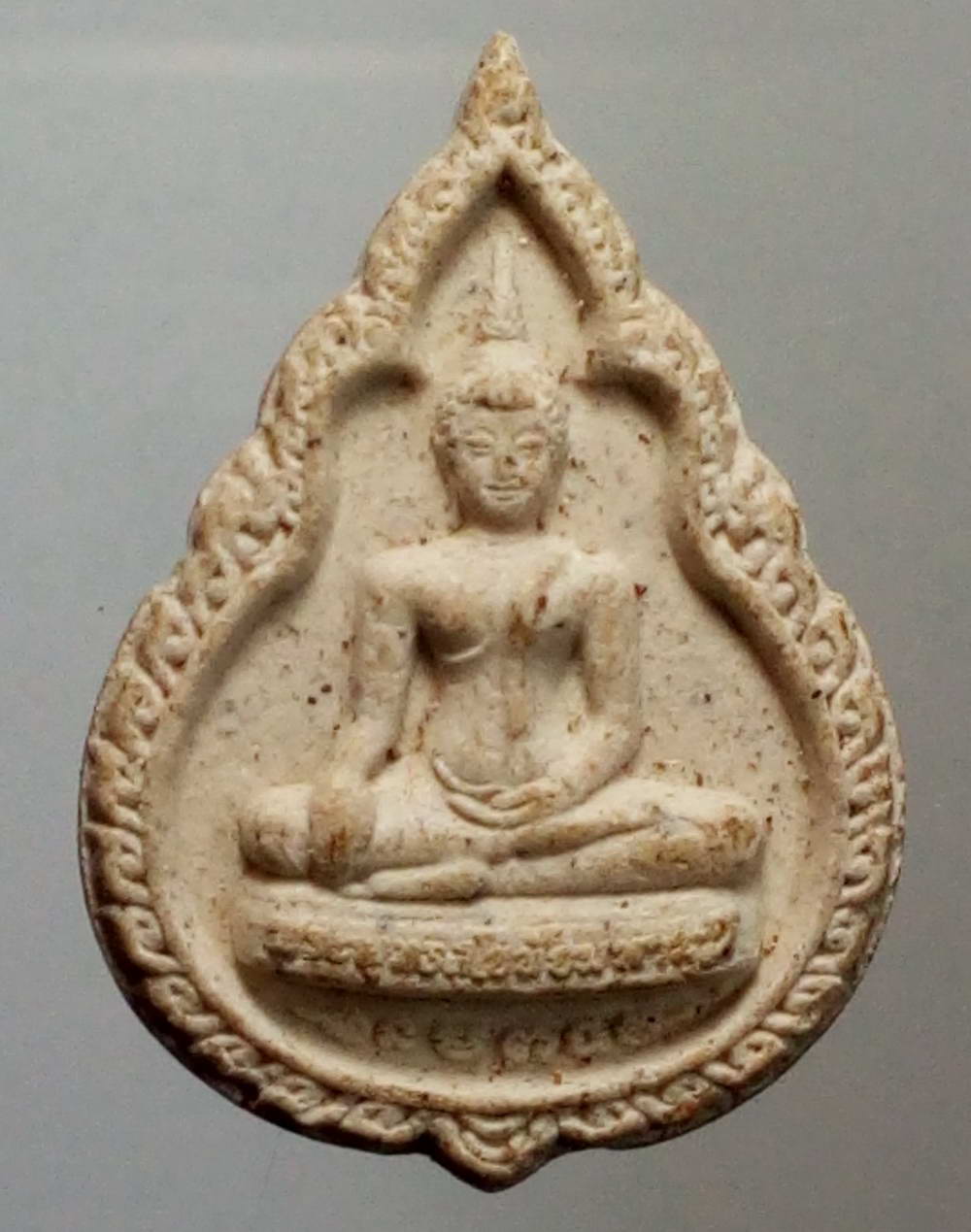 รหัสสินค้า พระเนื้อดิน เนื้อผง เนื้อว่าน 974 พระพุทธสุโขทัยมหามุนี เนื้อผงกลีบบัว ที่ระลึกงานผูกพัทธสีมา วัดป่านาบุญ จังหวัดสุโขทัย สร้างปี 2560