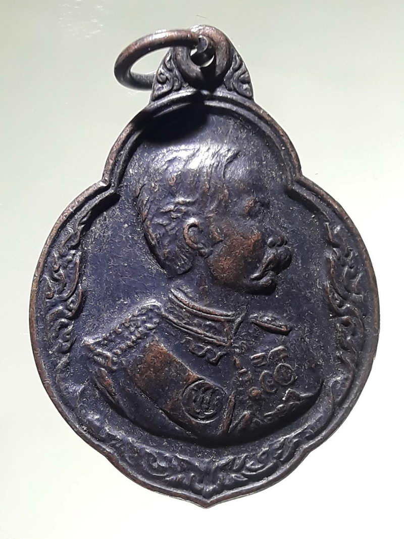 รหัสสินค้า พระมหากษัตริย์ และบุคคลสำคัญ 408 เหรียญรัชกาลที่ 5 พระบาทสมเด็จพระจุลจอมเกล้าเจ้าอยู่หัว หลังพญาครุฑ ที่ระลึก สมเด็จพระบรมโอรสาธิราช (รัชกาลที่ 10) เสด็จพระราชดำเนินทรงเททองหล่อพระบรมรูปพระบาทสมเด็จพระจุลจอมเกล้าเจ้าอยู่หัว รัชกาลที่ 5 ทรงเลิกท