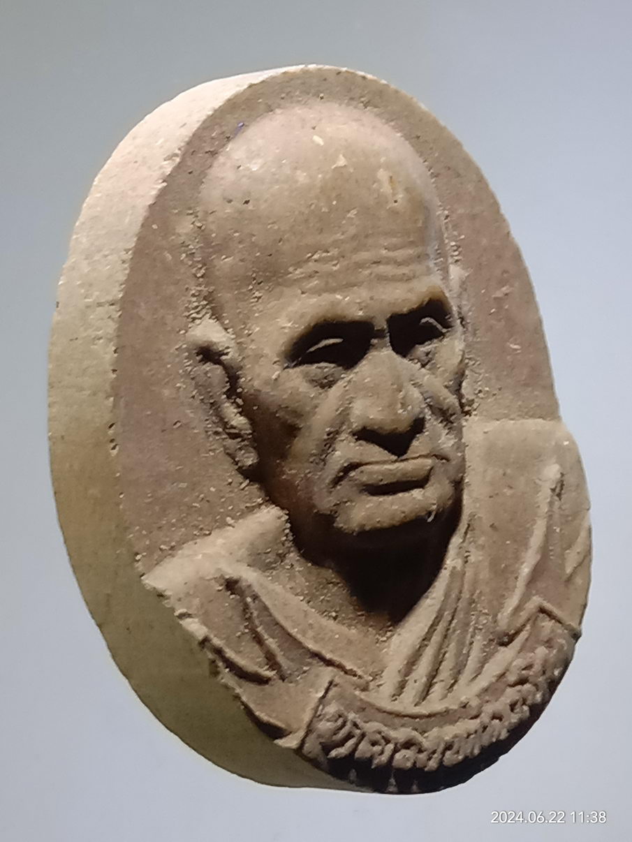 รหัสสินค้า พระเนื้อดิน เนื้อผง เนื้อว่าน 073 พระผงรูปเหมือนหลวงพ่อเงิน วัดบางคลาน จังหวัดพิจิตร รุ่นเพชรพนมวัง