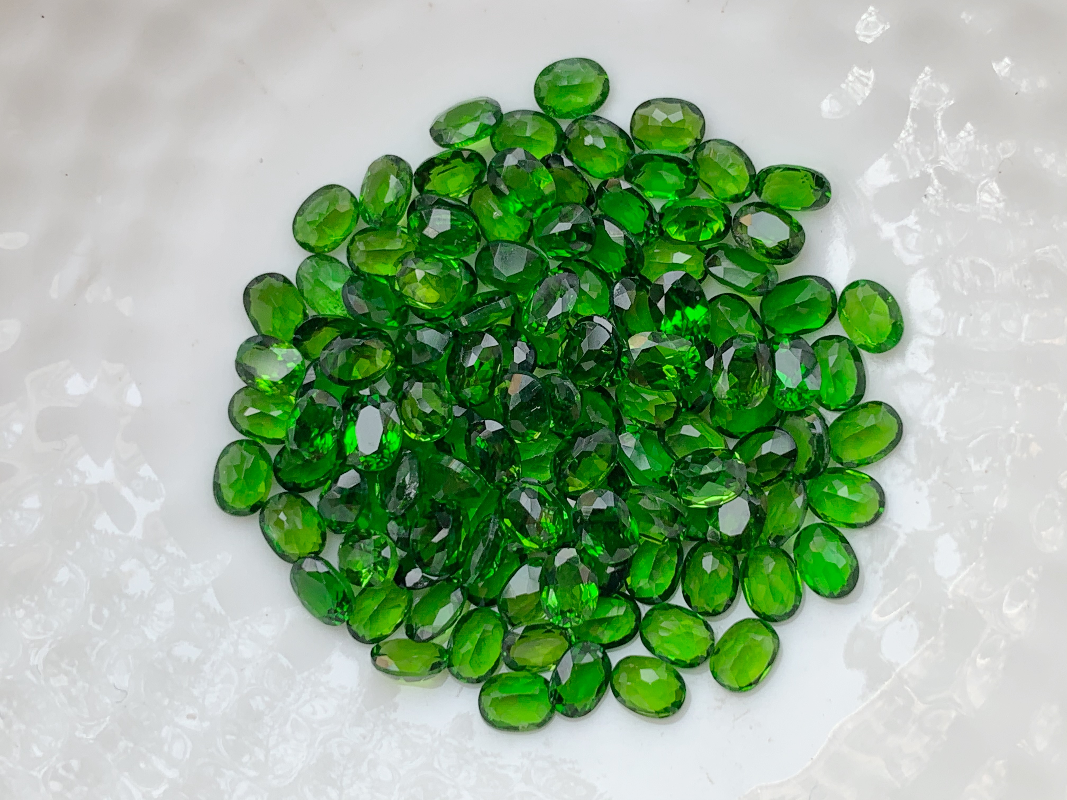 โครมไดออฟไซด์ไข่ 4x3 mm. 1 กะรัต