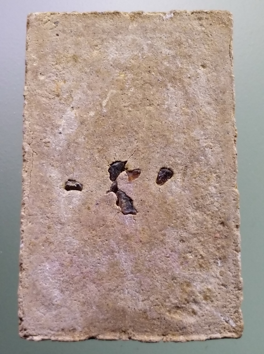 รหัสสินค้า พระสมเด็จ วัดต่างๆ 1059 พระสมเด็จ เนื้อผงผสมว่าน สีน้ำตาล ฝังแร่มวลสาร หลังเรียบ ไม่ทราบที่