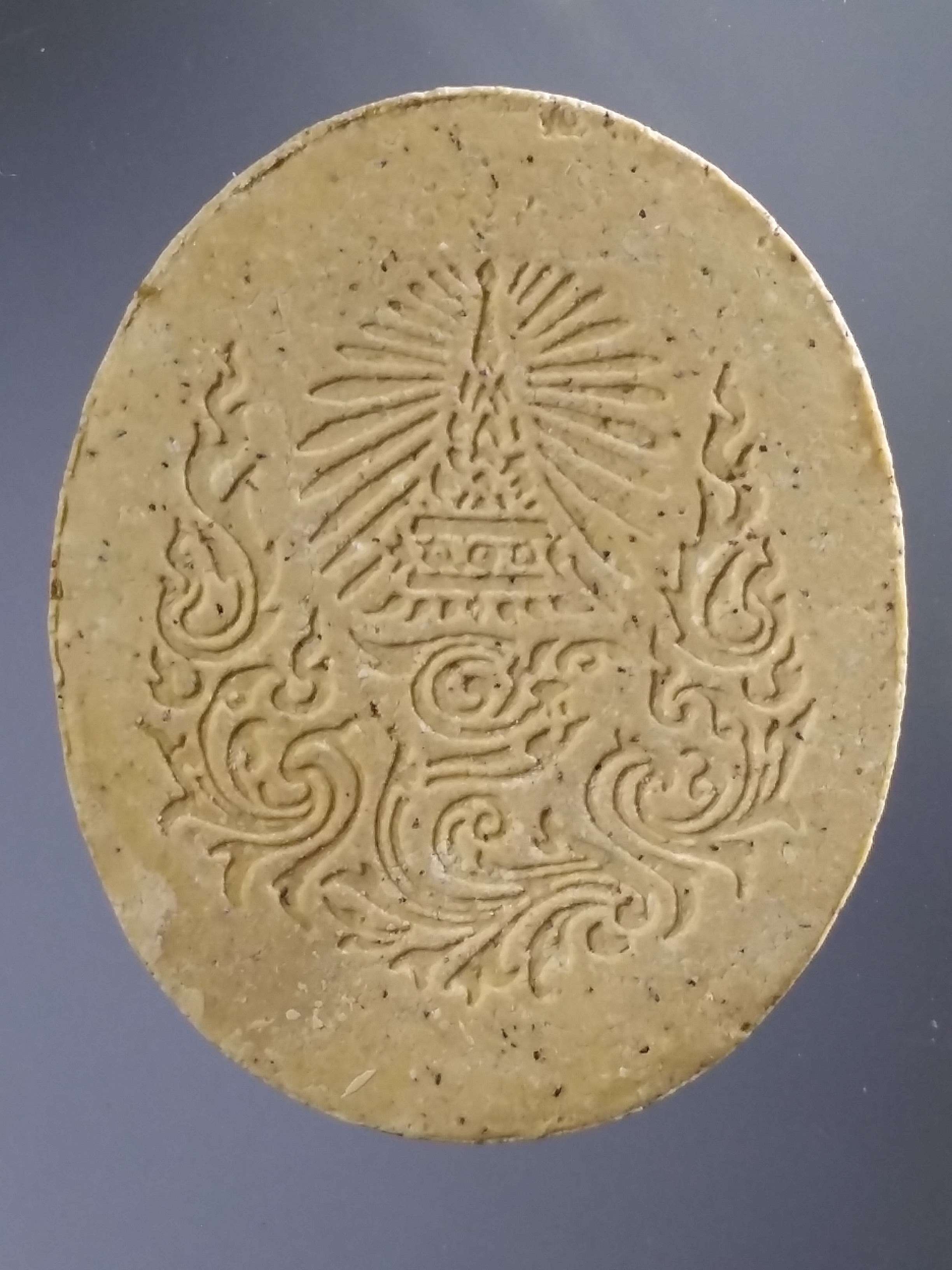 รหัสสินค้า พระมีกล่อง 497 พระบรมสาทิสลักษณ์เนื้อผง รัชกาลที่ 5 เนื้อกระเบื้องหลังคาพระอุโบสถ วัดเบญจมบพิตร สร้างปี 2539