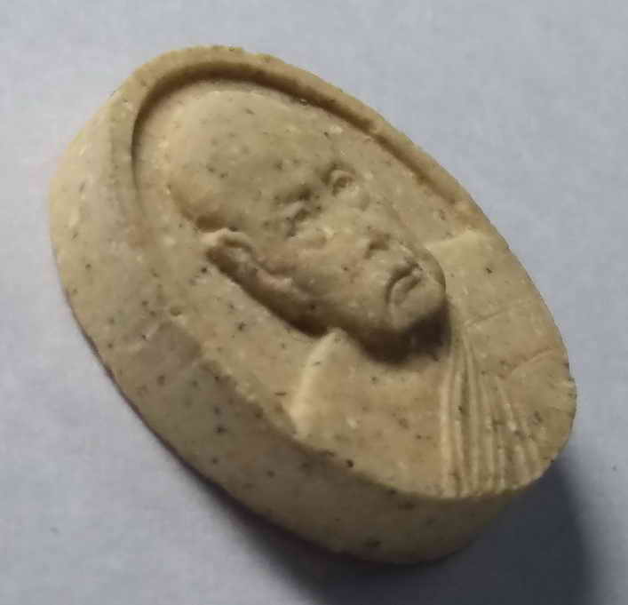 รหัสสินค้า พระมีกล่อง 027 พระผงรูปเหมือน เนื้อผง หลวงพ่อปลื้ม วัดสวนหงส์ จังหวัดสุพรรณบุรี