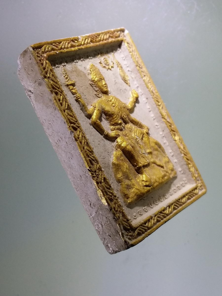 Antig Pim 084 เทพฮินดู เพศหญิง เนื้อผงทาทองบรอนซ์ หลัง ฝังแร่รัตนชาติ สีเขียวคล้ายมรกต ไม่ทราบสำนัก