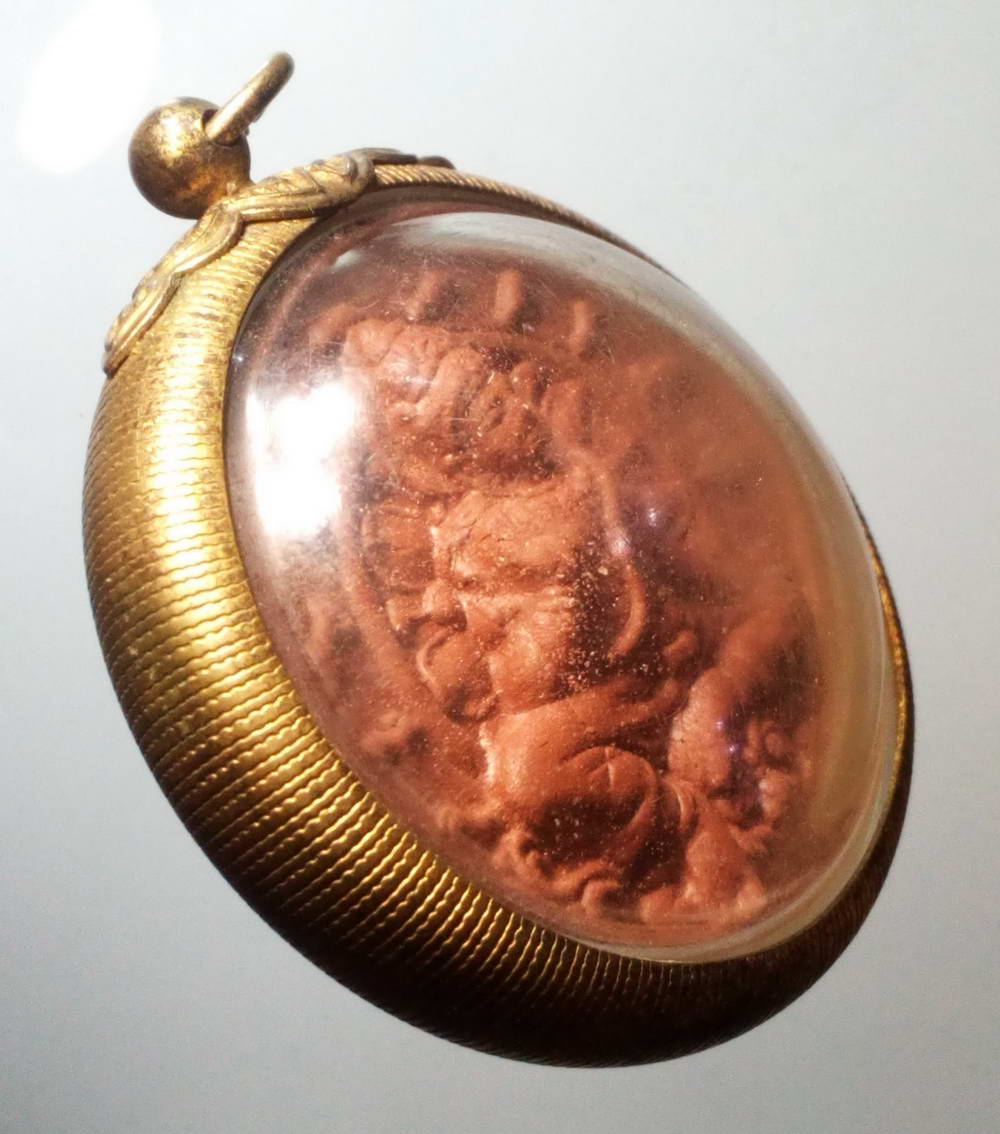 รหัสสินค้า จตุคามรามเทพ 099 จตุคามรามเทพ - หลวงปู่เจริญ วัดธัญญวารี จังหวัดสุพรรณบุรี เนื้อว่านแดง มาพร้อมตลับผ่าหวาย จตุคามรามเทพ รายการนี้ให้เช่าบูชาแล้ว