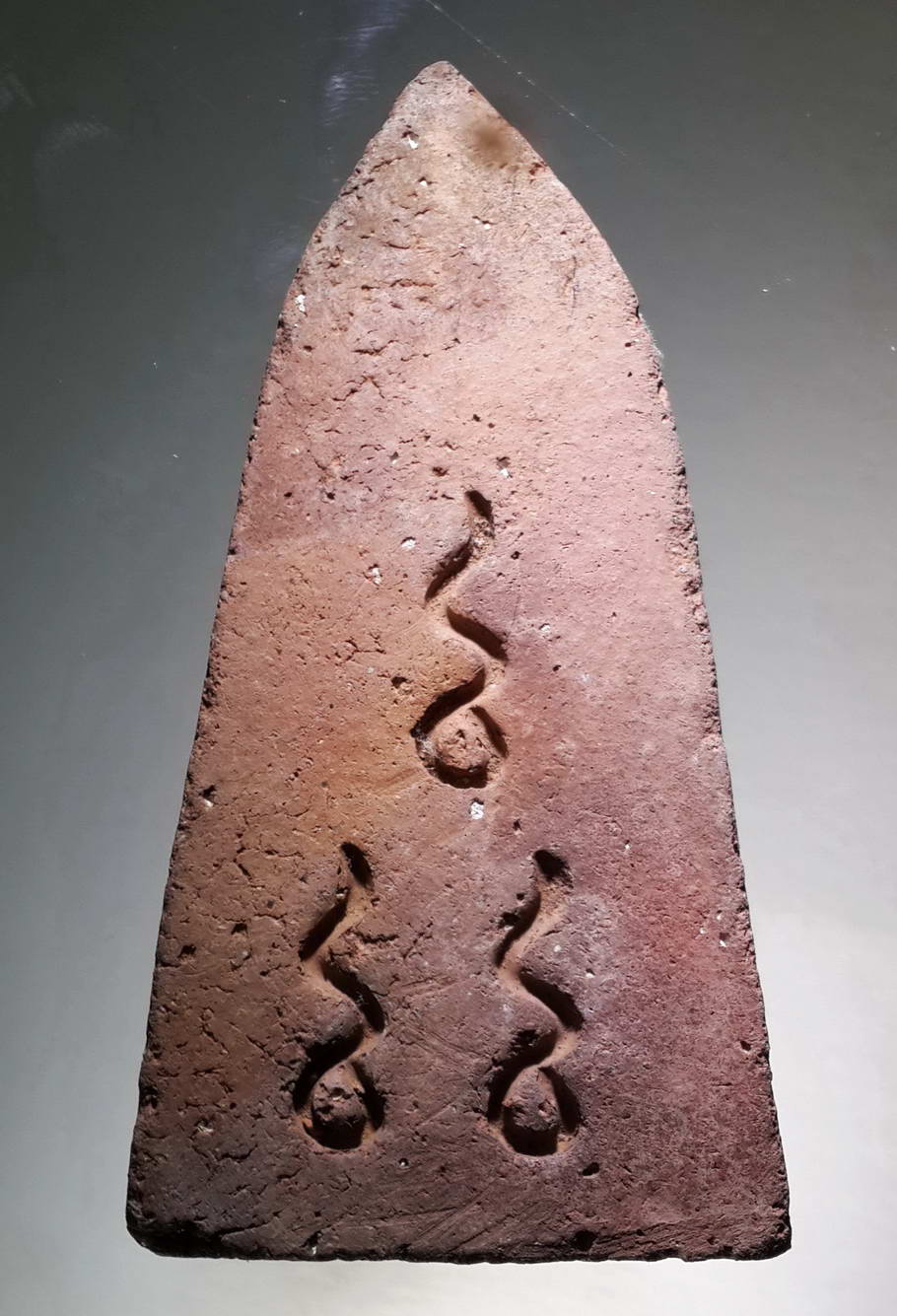 รหัสสินค้า พระไม่ทราบที่ 359 พระพุทธเนื้อดินเผา พิมพ์คล้ายพระโคนสมอ ด้านหลัง มีอุณาโลม ไม่ทราบที่