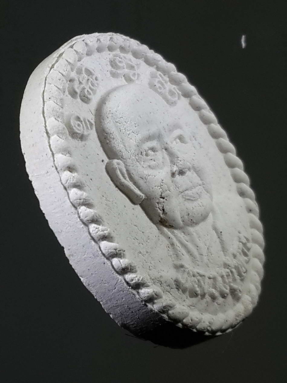 รหัสสินค้า ศรีสะเกษ 007 พระผงรูปเหมือนหลวงปู่ห้วย พระราชญาณโสภณ จรัส เขมจารี วัดประชารังสรรค์ อำเภอห้วยทับทัน จังหวัดศรีสะเกษ รุ่น มหาเศรษฐี 89