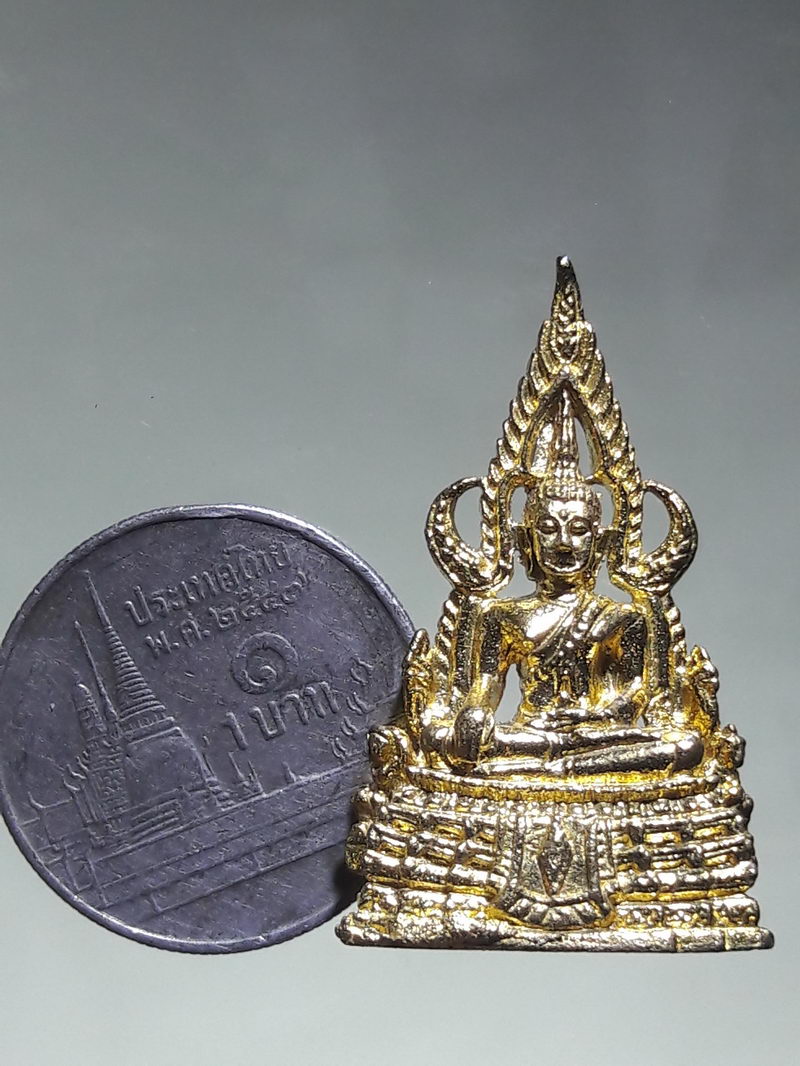 รหัสสินค้า พระมีกล่อง 257 รูปหล่อกะไหล่ทอง พระพุทธชินราช วัดพระศรีรัตนมหาธาตุวรมหาวิหาร อำเภอเมือง จังหวัดพิษณุโลก ไม่ทราบปีที่สร้าง ขนาดเทียบกับเหรียญบาท กล่องเดิมครับ