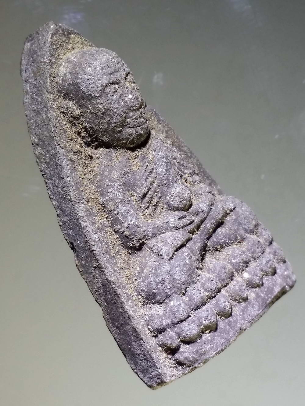 รหัสสินค้า หลวงปู่ทวด วัดต่างๆ 234 หลวงปู่ทวด วัดช้างให้ หลังยันต์นะ พิมพ์มือถือลูกแก้ว เนื้อผงผสมแร่เหล็กน้ำพี้ ไม่ทราบปีที่สร้าง