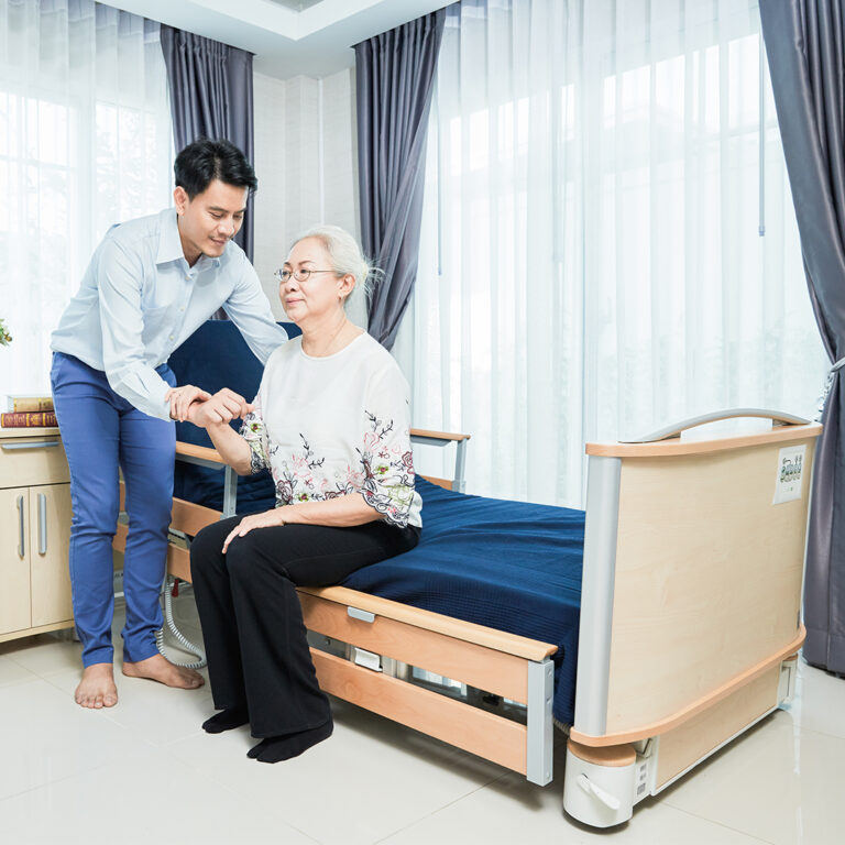 ชุดเตียงผู้ป่วยปรับไฟฟ้า FLOORE มีไฟใต้เตียง และแบตเตอรี่สำรองไฟ ราวกั้นเตียงแบบ ModuFlex แบ่งเป็นสองตอนแบบเต็มเตียง (ปรับเตียงต่ำสุด 23 cm.) + พร้อมที่นอนเพื่อสุขภาพ MEMORY FOAM + ชุดผ้าปูที่นอน + ผ้ายางรองกันเปื้อน