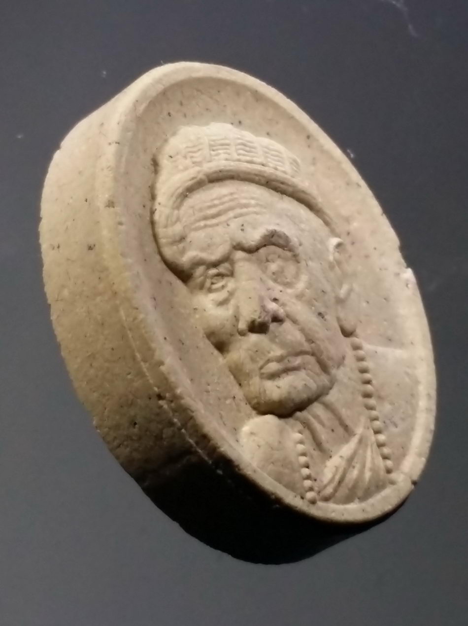 รหัสสินค้า พระมีกล่อง 3764 พระผงรูปเหมือนหลวงปู่หมุน ฐิตสีโล รุ่นเจ้าสัวล่ำซำ เนื้อผงผสมมวลสาร รุ่นแรก ปี 2542