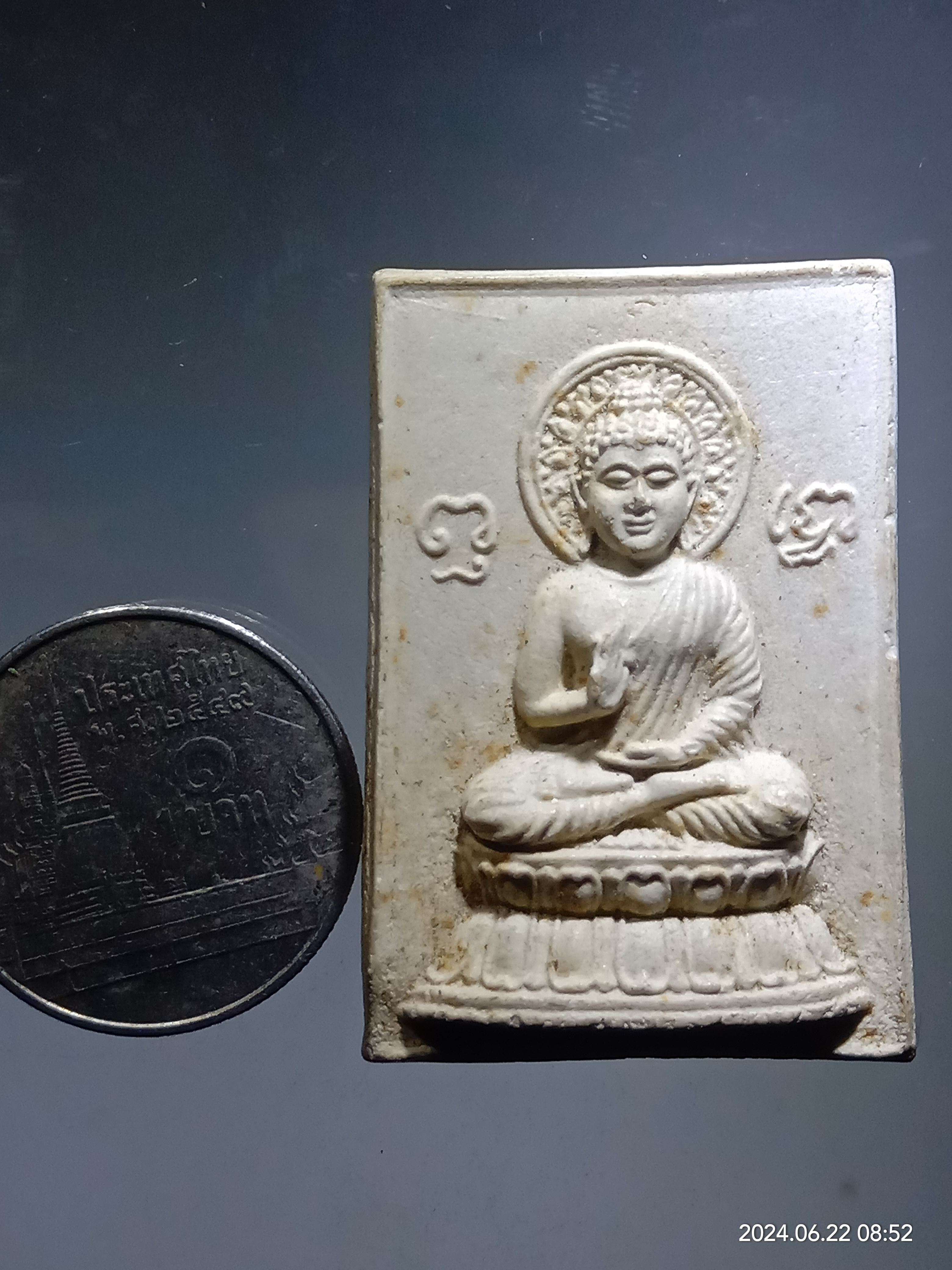 รหัสสินค้า พระเนื้อดิน เนื้อผง เนื้อว่าน 007 พระพุทธเนื้อผง ปางประทานพร ข้างยันต์พุทโธ นั่งฐานบัว มีประกายรัศมี วัดหนองชัน หลังยันต์ดวงสุกิตติมา