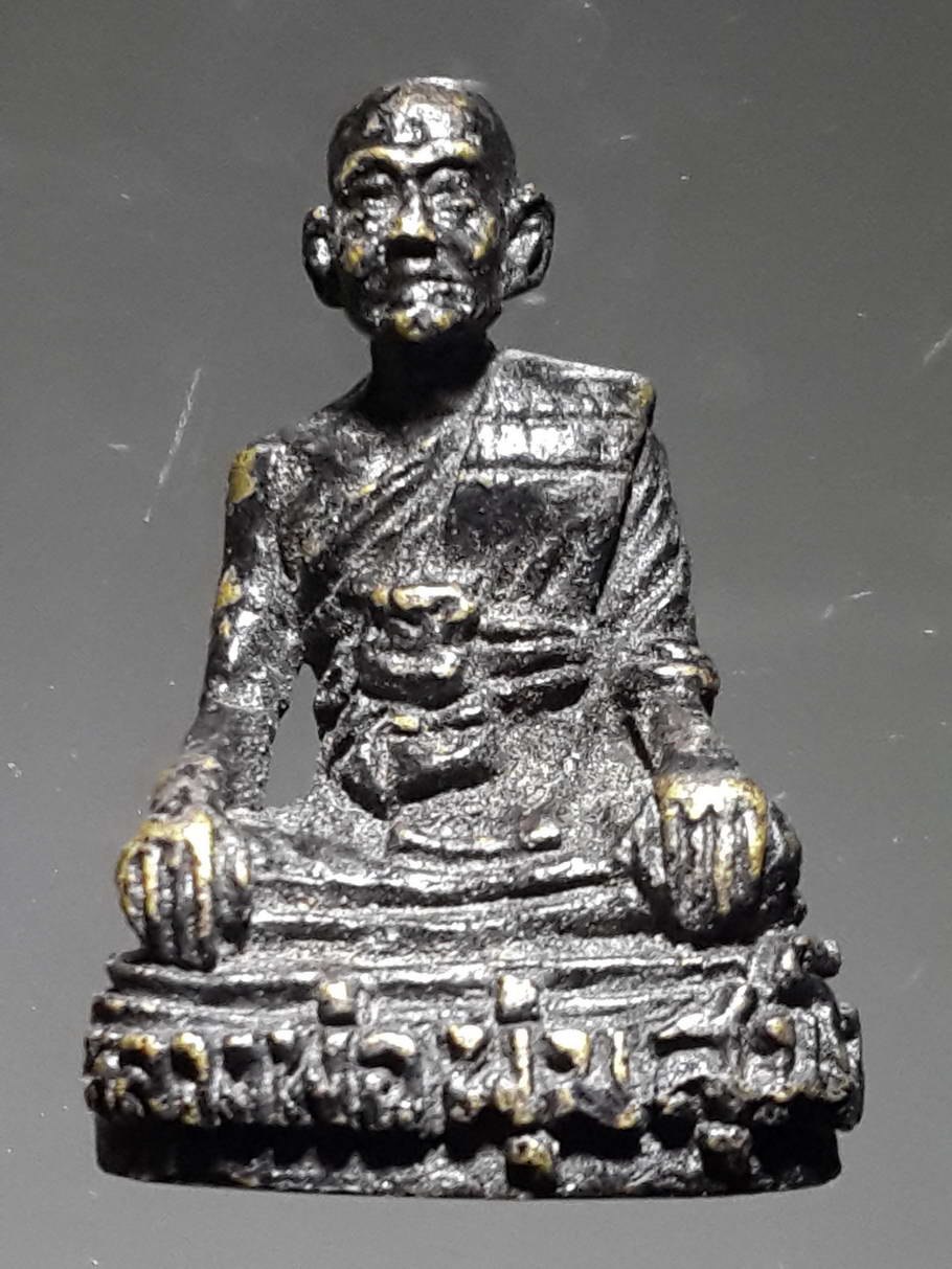 รหัสสินค้า พระกริ่ง พระหล่อ 371 รูปหล่อหลวงพ่อพุ่ม สุมโน วัดทองหลาง จังหวัดพิษณุโลก เนื้อทองเหลืองรมดำ หล่อตัน