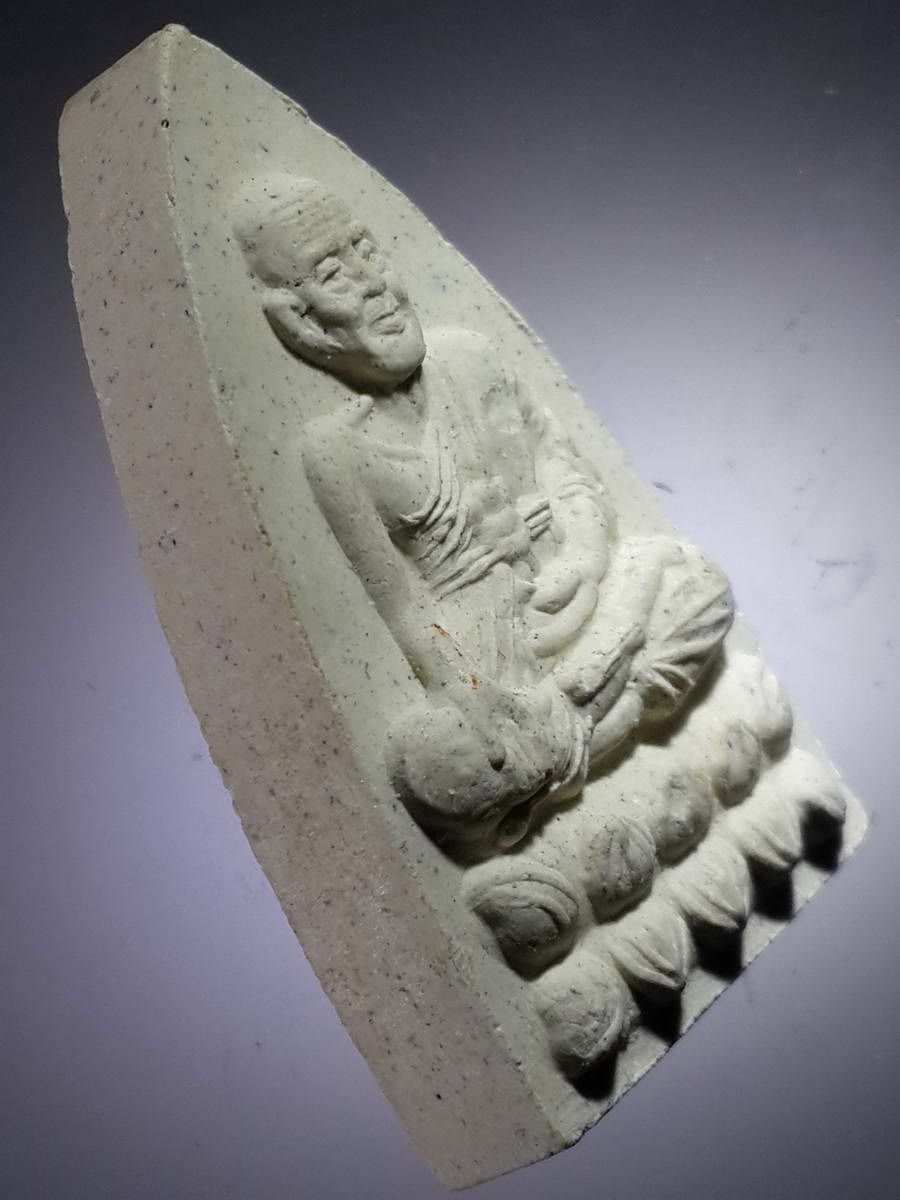 รหัสสินค้า พระไม่ทราบที่ 420 พระผงพิมพ์เตารีด หลวงปู่ทวด หลังเรียบปั๊มตรายาง ไม่ทราบวัด