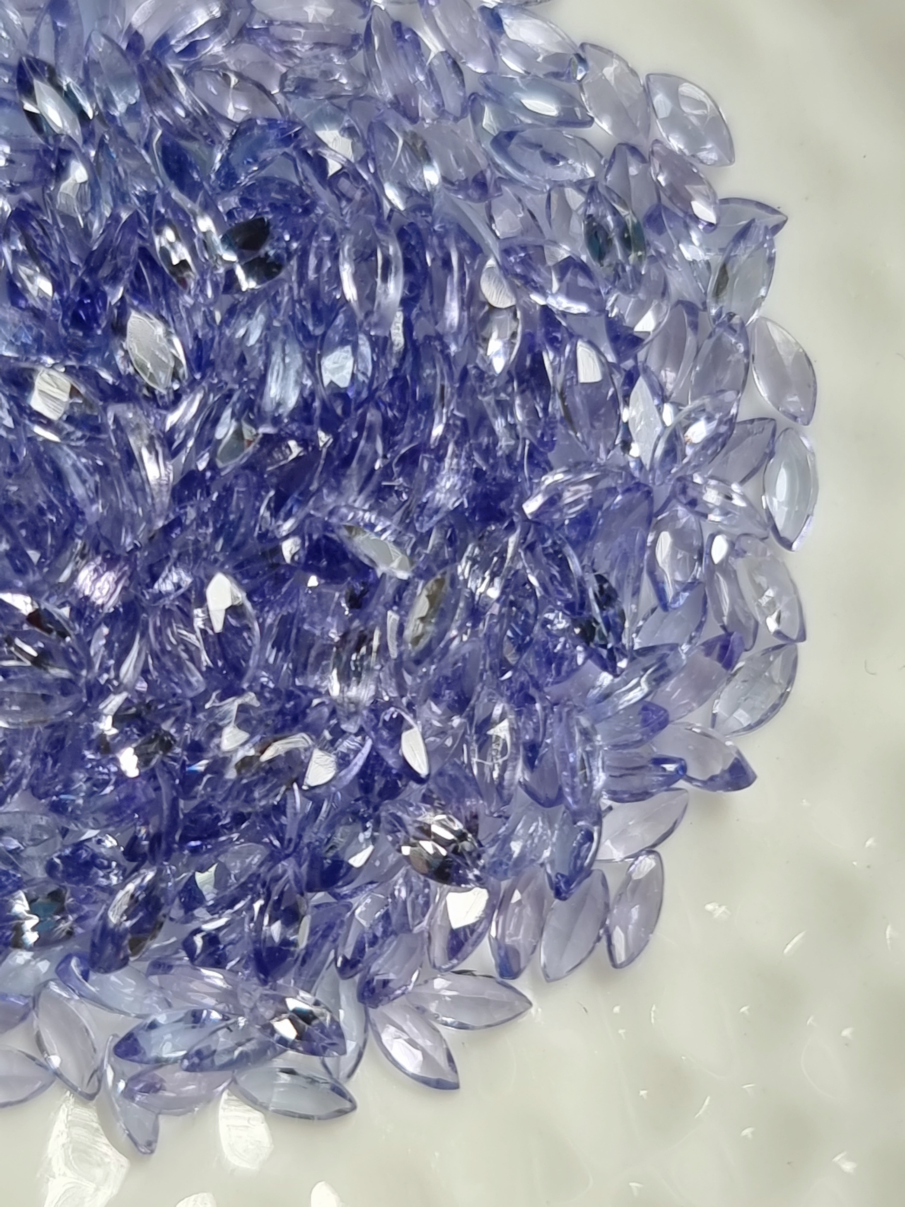 แทนซาไนท์มาคี 4x2 mm. 1 กะรัต