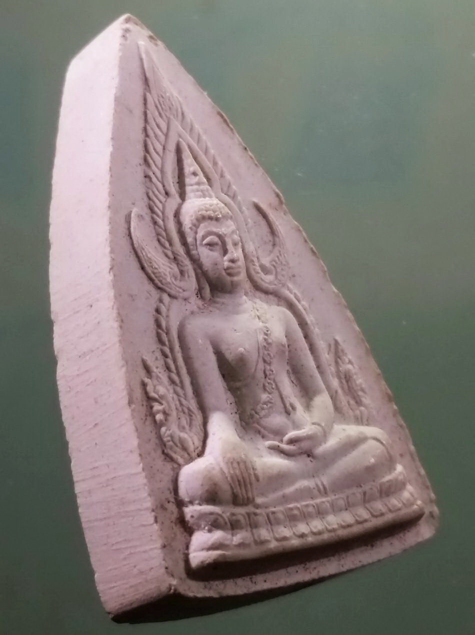 รหัสสินค้า พระเนื้อดิน เนื้อผง เนื้อว่าน 452 พระพุทธชินราชเนื้อผง หลังสมเด็จพระนเรศวรมหาราช ทรงหลั่งน้ำสิโนทก รุ่นมงคลแผ่นดินดี สร้างปี 2551