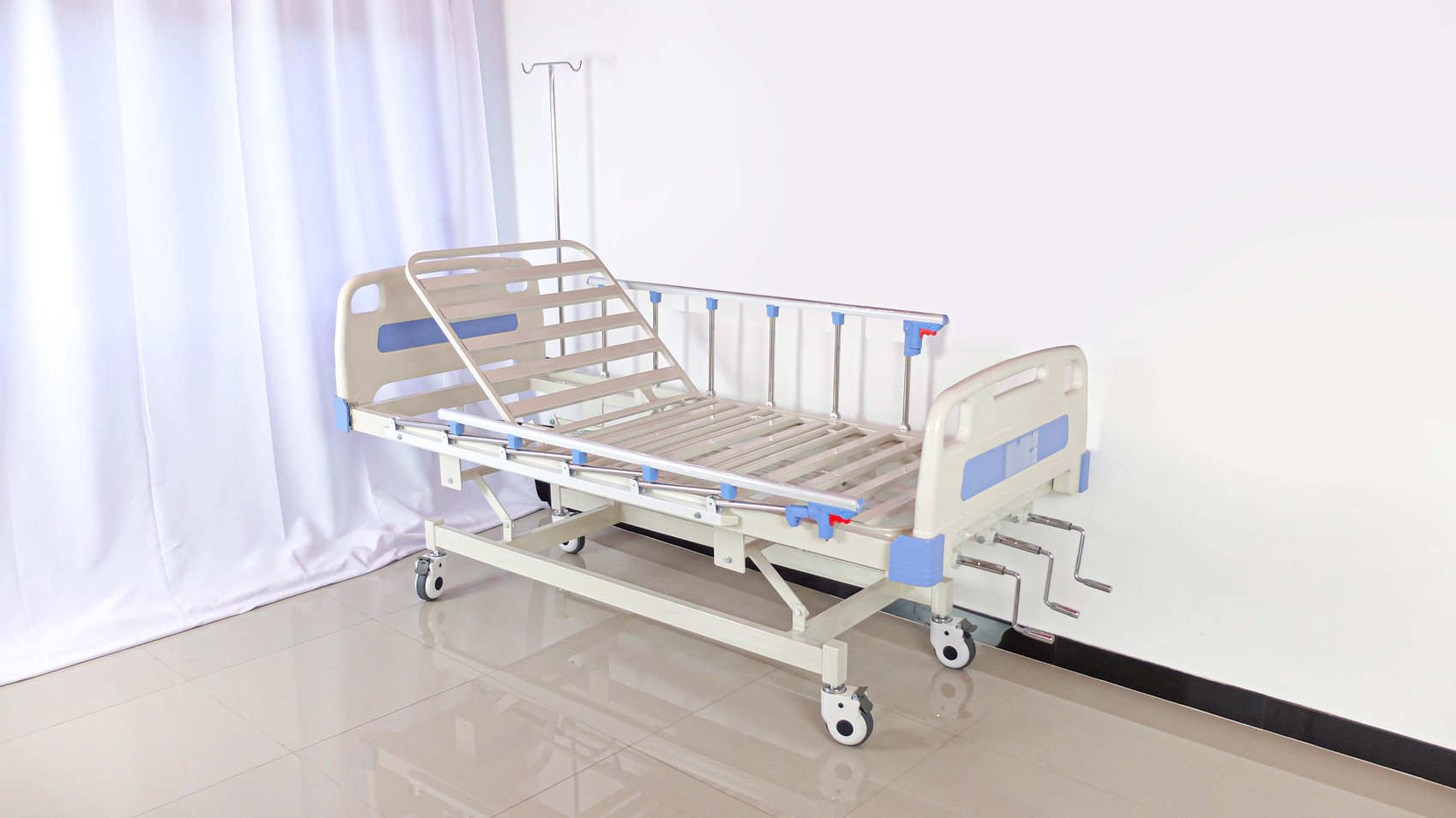 เตียงผู้ป่วย 3 ไกร์ รุ่น PS13A มือหมุน หัว-ท้าย ABS ราวสไลท์ พื้นเหล็กแนวขวาง + ที่นอน 4 ตอน + เสาน้ำเกลือ รับประกัน 1 ปี