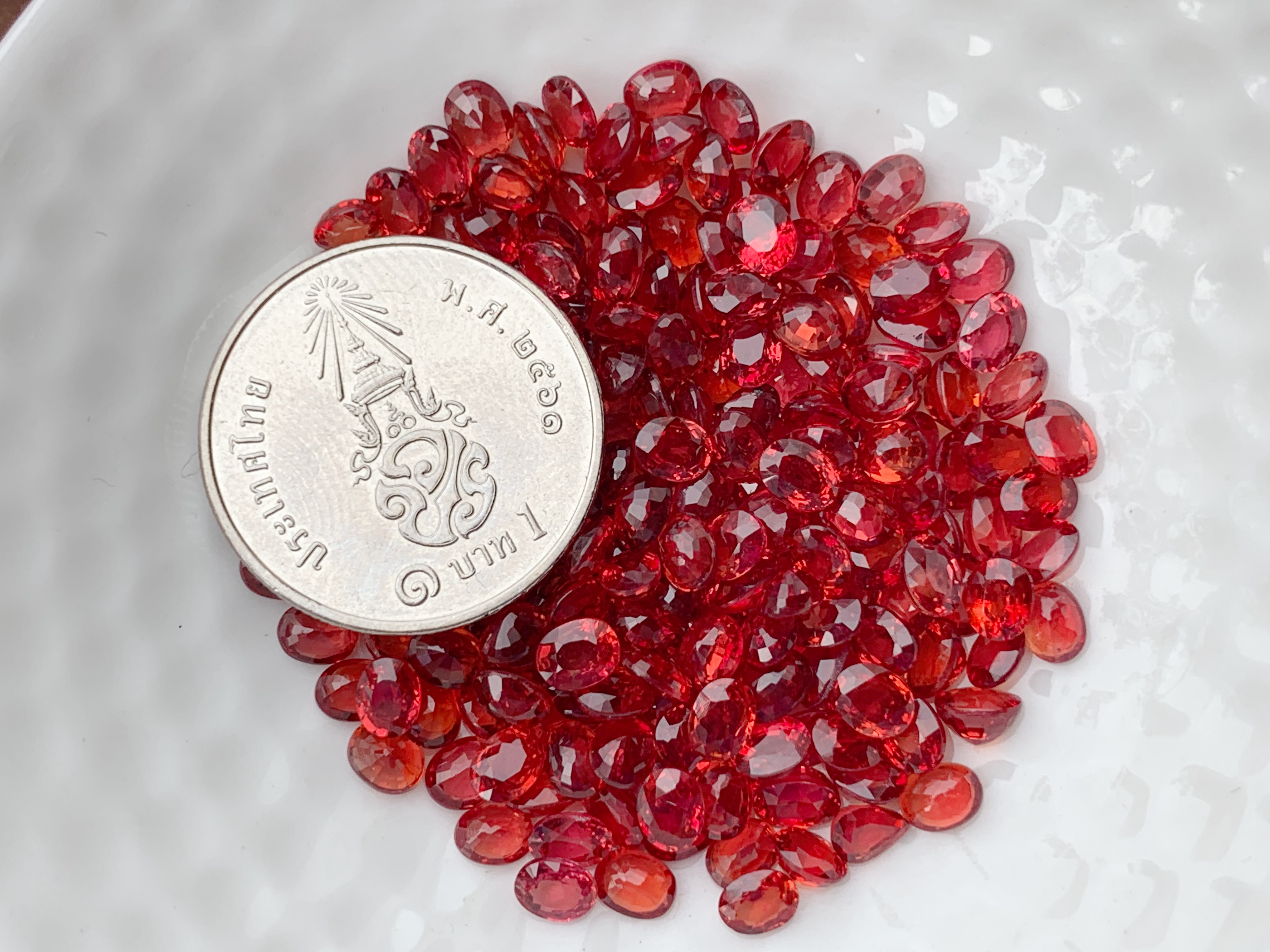 บุษราคัมแดงไข่ 4X3 mm. 1 กะรัต