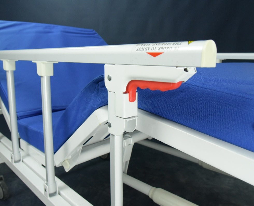 เตียงผู้ป่วยมือหมุน 2 ไกร์ หัว-ท้าย ABS ราวสไลด์ (Manual Hospital Bed) + แถมพิเศษ ฟูกที่นอน 4 ตอน