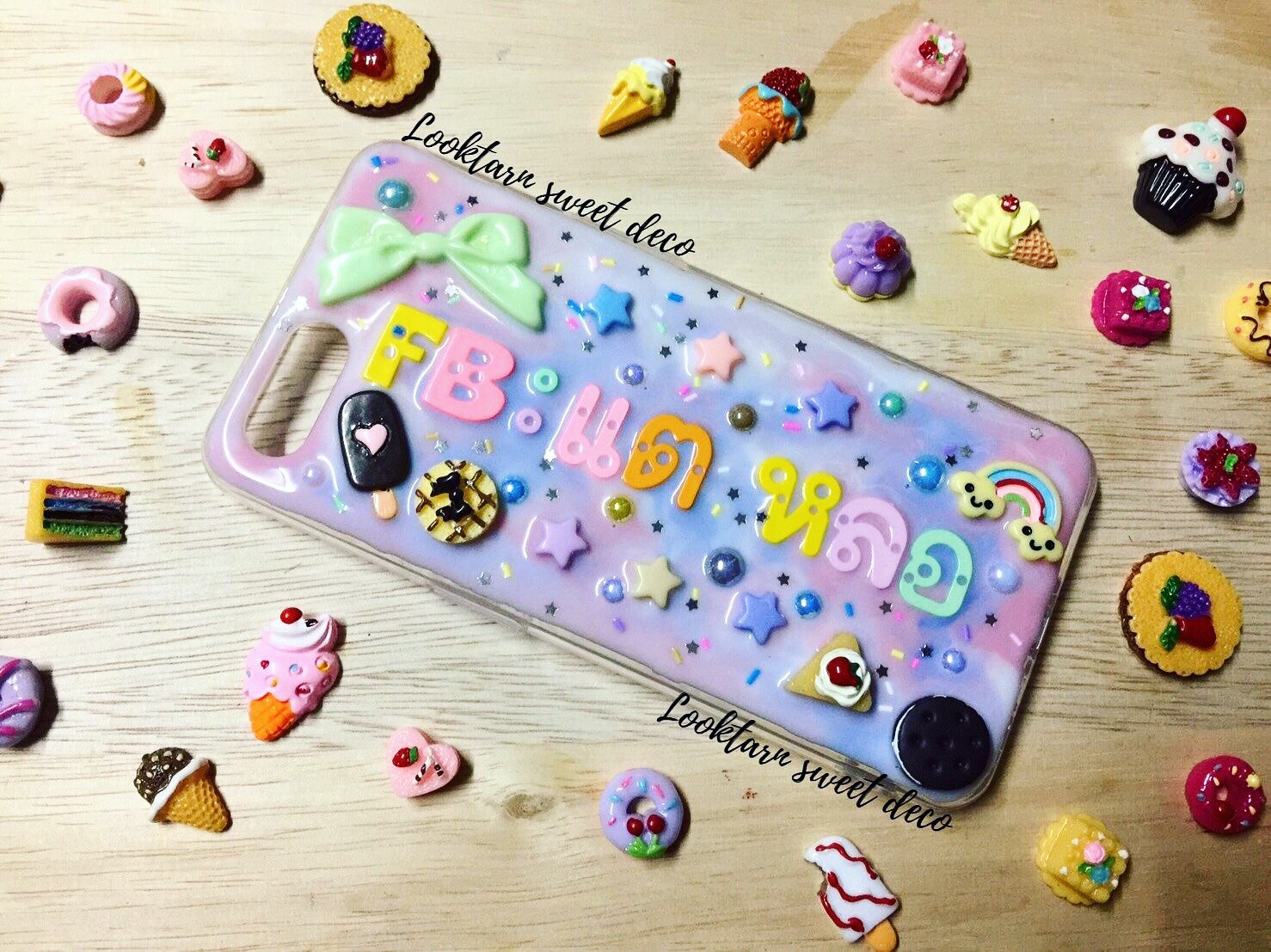 เคสสีฟ้า ขาว ชมพู อักษรคละสี
