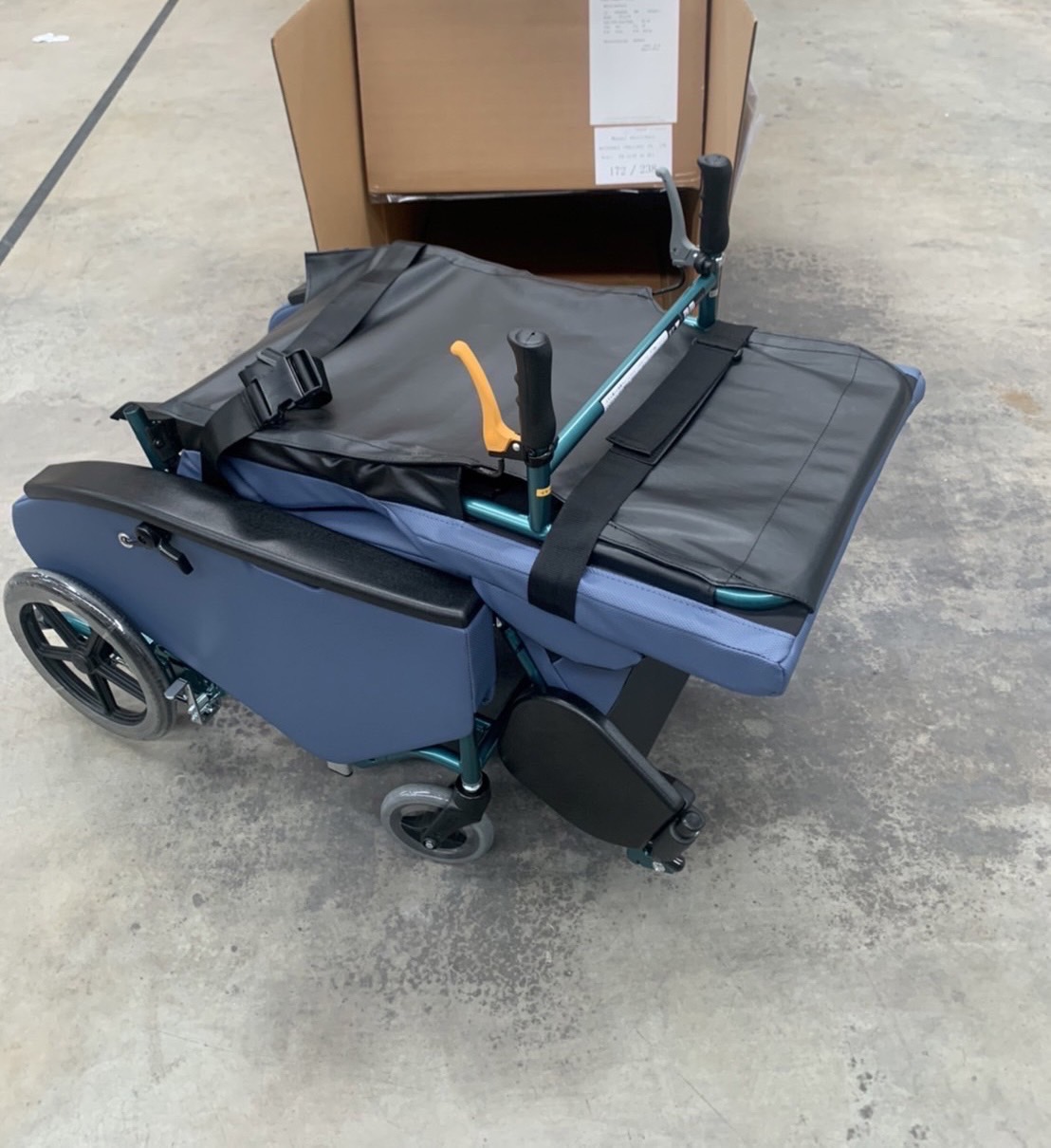 รถเข็นปรับเอนนอน แบรนด์ญี่ปุ่น Matsunaga Wheelchair (車いす) รุ่น FR31TR ขนาดมาตรฐาน เปิดประสบการณ์นอนที่สบายที่สุด + แถมฟรี สายรัดกันตก (รุ่นยอดนิยม)