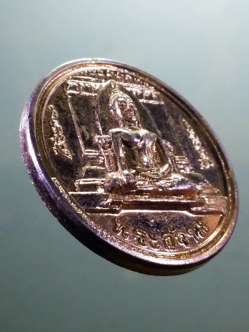 รหัสสินค้า เหรียญพระพุทธ 4114 เหรียญกลมกะไหล่ทอง พระอัจนะ ศาลจังหวัดสุโขทัย จัดสร้างปี 2534 ขนาดเมื่อเทียบกับเหรียญบาท