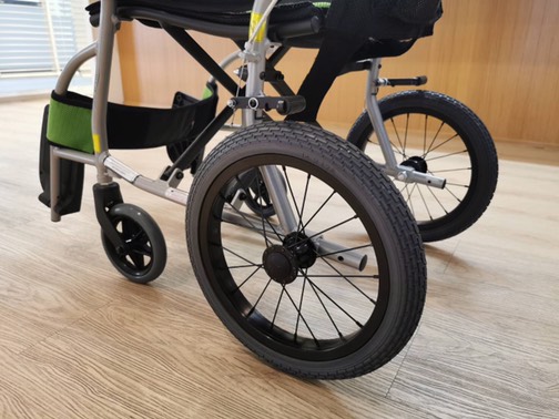 รถเข็นวีลแชร์น้ำหนักเบา พับได้ อลูมินัมอัลลอยด์คาร์ม่า รุ่น Ergo Lite (WheelChair KARMA Ergo Lite) น้ำหนักเบาเพียง 8.5 กก. เบากว่าทุกรุ่นของคาร์ม่า เหมาะสำหรับเดินทาง ของแท้ รับประกันศูนย์ไทย 5 ปี (รุ่นยอดนิยม)