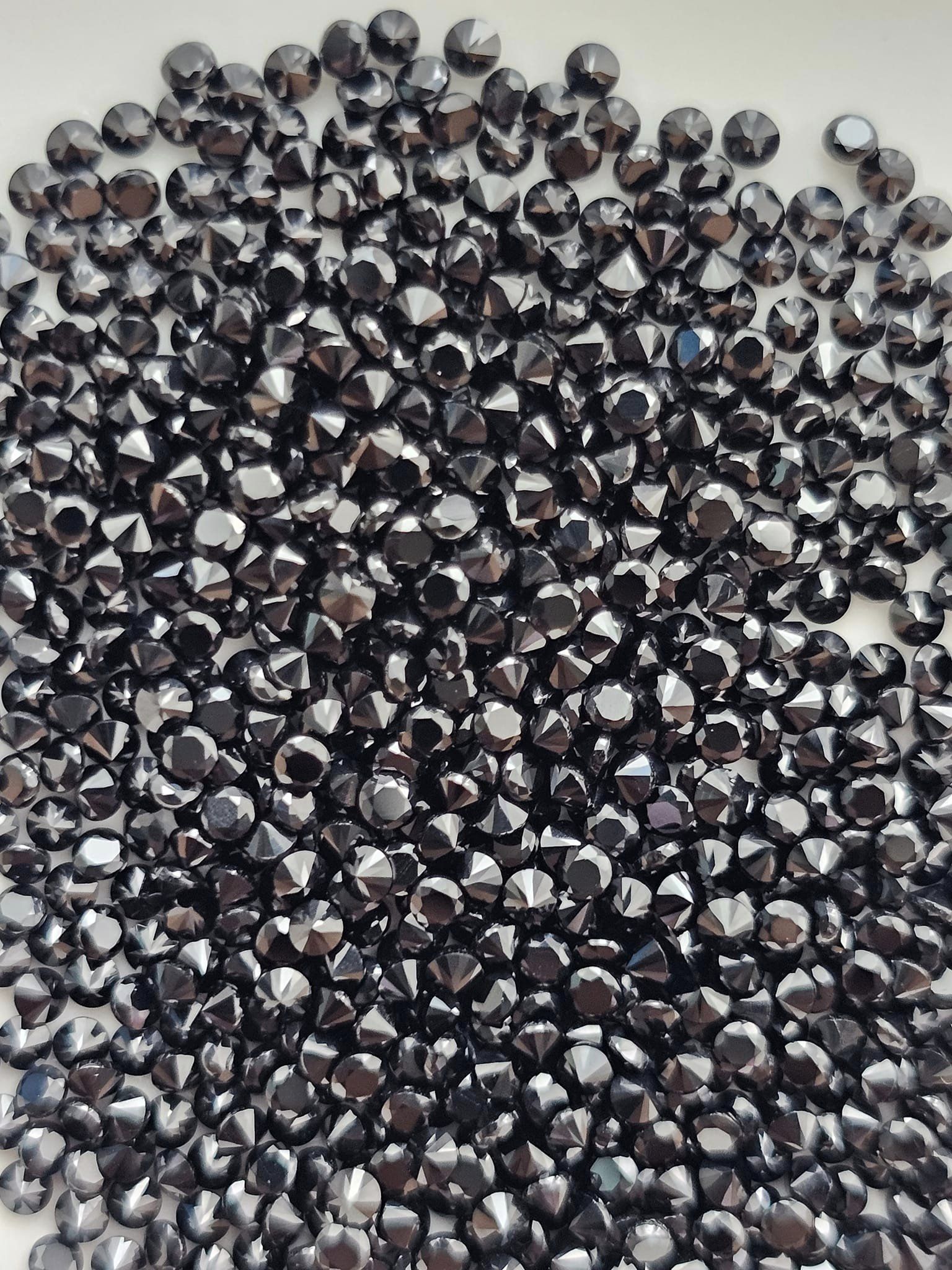 พลอยนิลกลมเจียรเหลี่ยม 1.7mm. 5 กะรัต