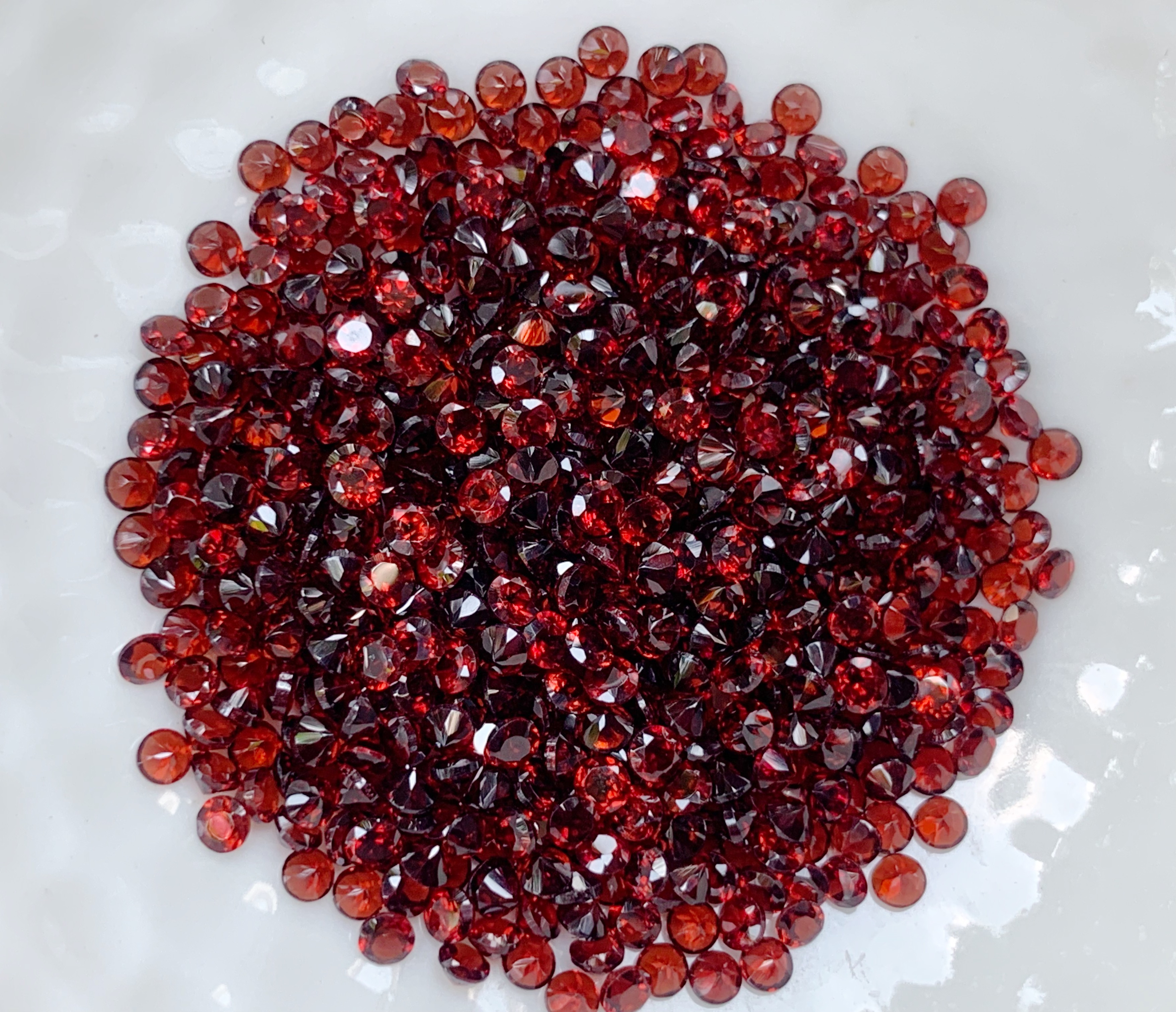 Red garnet โกเมนกลม 2.0 มม. 5 กะรัต