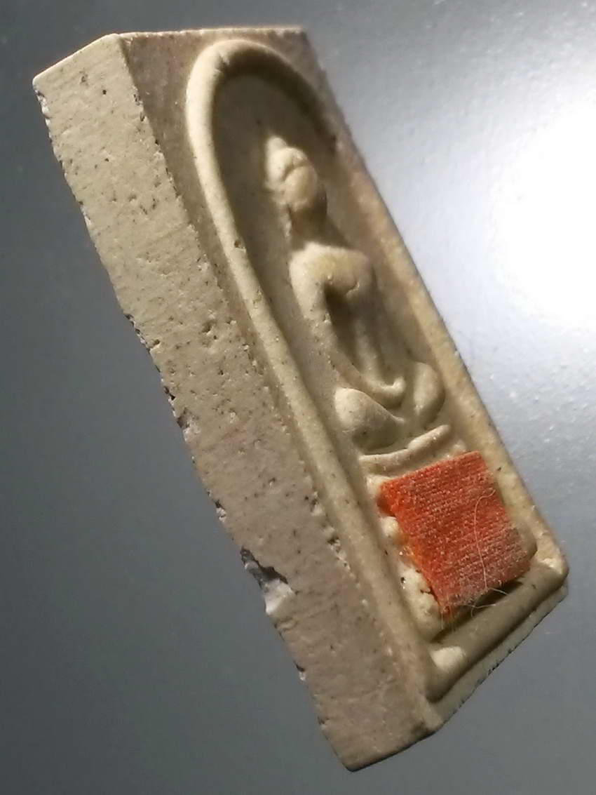 รหัสสินค้า พระสมเด็จ วัดต่างๆ 1031 พระสมเด็จเนื้อผง ติดจีวร ปั๊มตรายาง ไม่ทราบที่ พิมพ์คล้ายกับสมเด็จเอวเล็ก หลวงพ่อกวย วัดโฆสิตาราม จังหวัดชัยนาท พระรายการนี้ให้เช่าบูชาแล้ว