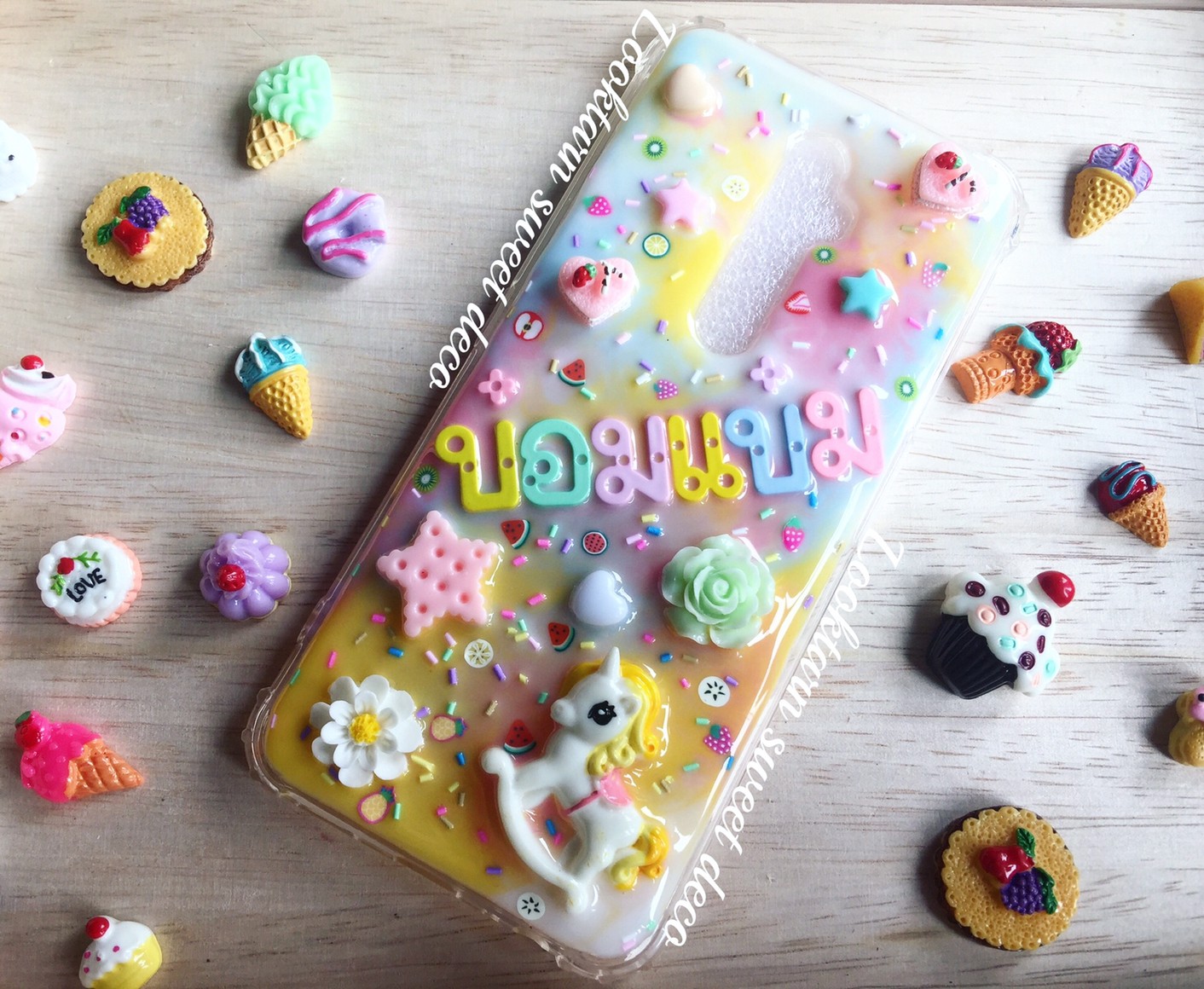 เคสสีขาว ชมพู เหลือง ฟ้า อักษรฟ้อนท์กระดุม