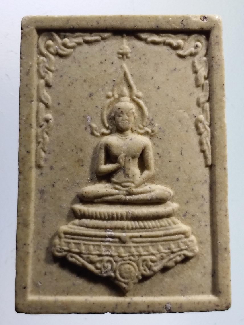 รหัสสินค้า พระเนื้อดิน เนื้อผง เนื้อว่าน 8204 พระพุทธประจำนักษัตรปีชวด วัดขนอนใต้ จังหวัดอยุธยา (ตะกรุดเงินที่ติดไว้ด้านหลังหลุดหายไปนะครับ พิจารณาก่อนเช่าบูชาด้วยครับ)
