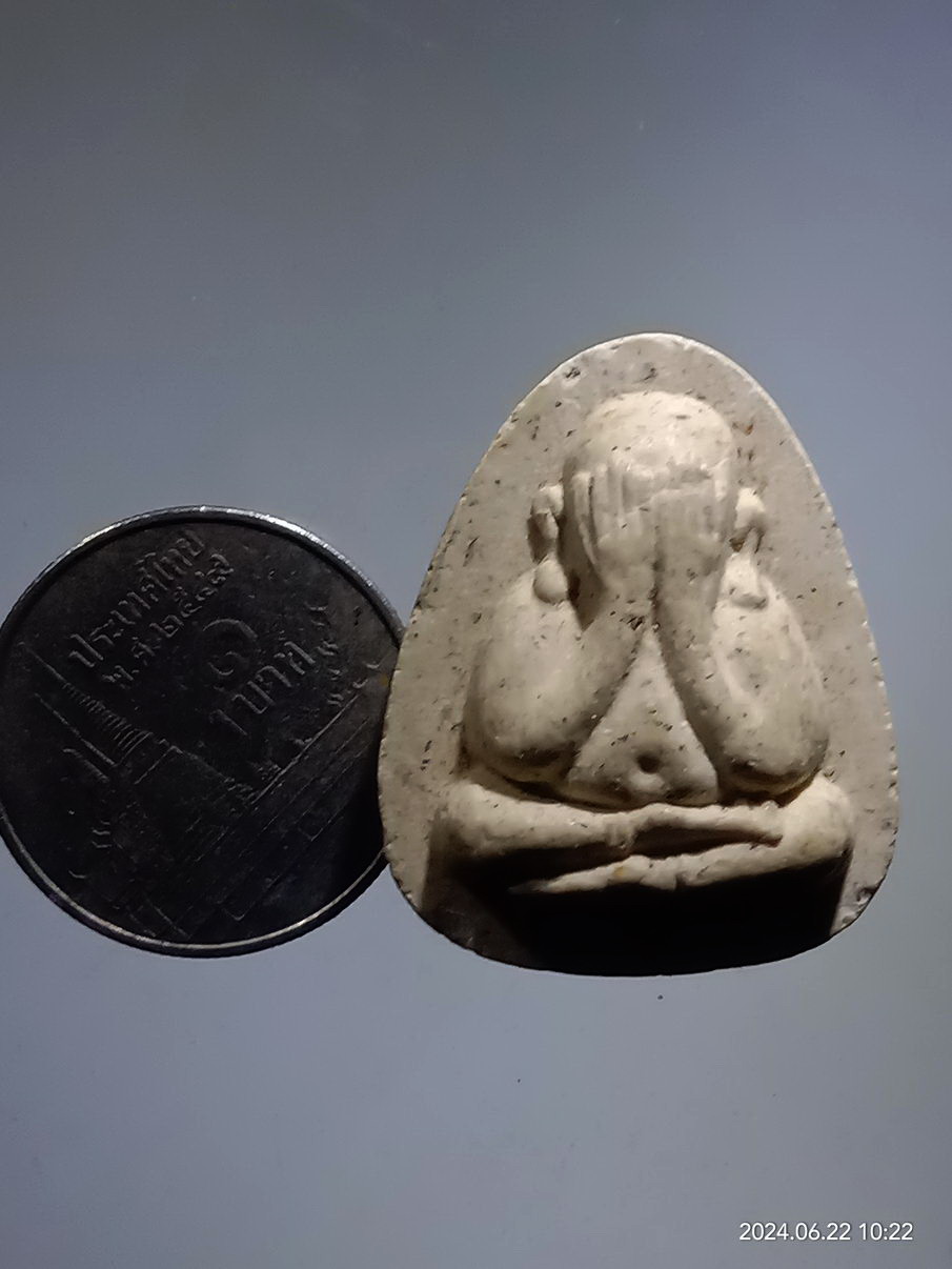 รหัสสินค้า พระเนื้อดิน เนื้อผง เนื้อว่าน 071 พระปิดตาเนื้อผง รุ่นปลดหนี้ วัดเกาะแก้วอรุณคาม จังหวัดสระบุรีพระมีรอยกระเทาะ ขอบด้านล่าง มีรอยสะกิด หลายจุดหลายตำแหน่ง พิจารณาก่อนเช่าบูชานะครับ