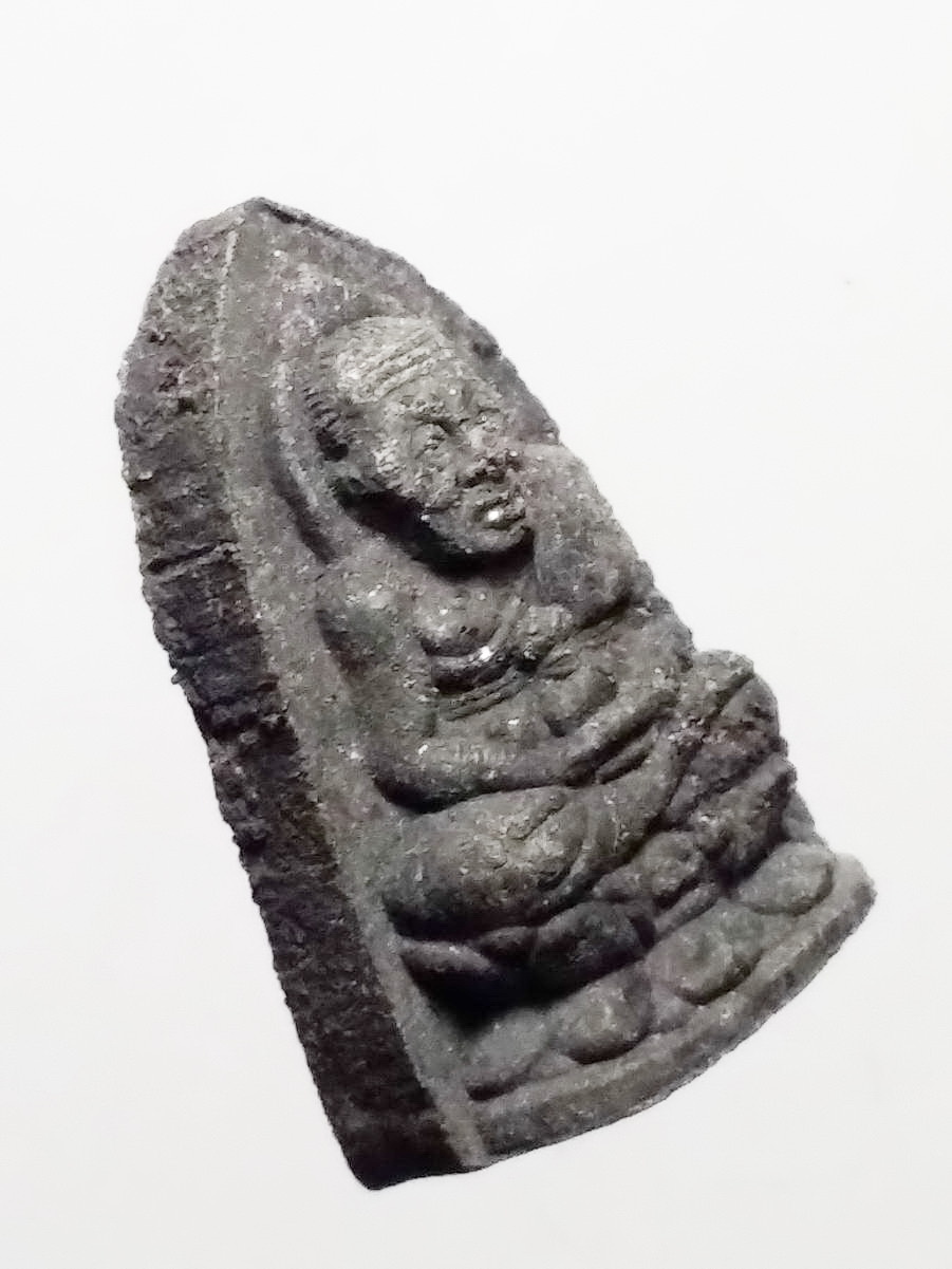 รหัสสินค้า หลวงปู่ทวด วัดต่างๆ 409 หลวงปู่ทวด เหยียบน้ำทะเลจืด เนื้อผงใบลาน วัดช้างให้ จังหวัดปัตตานี หลังตัวหนังสือ น.