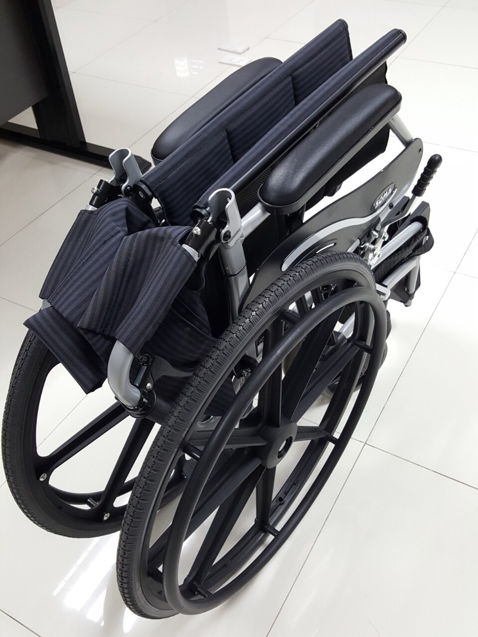 รถเข็นอลูมินัมอัลลอยด์โซม่า SOMA รุ่น SM 150.3 F24 (WheelChair SOMA 150.3 F24) ล้อหลังใหญ่ น้ำหนักเบา แข็งแรงทนทาน ของแท้ รับประกันศูนย์ไทย 1 ปี