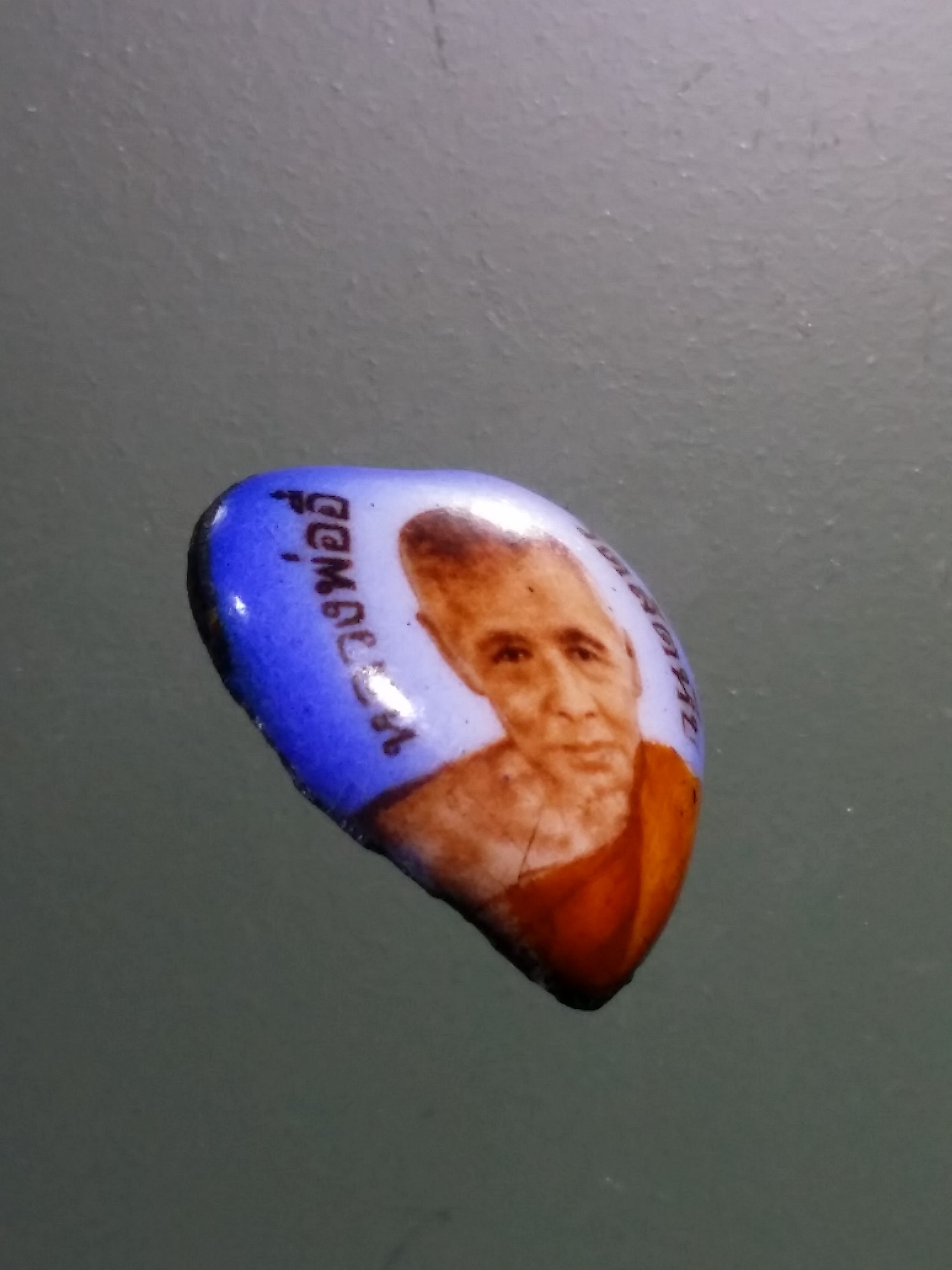 รหัสสินค้า เครื่องราง ล็อกเก็ต ภาพถ่าย 167 ล็อกเก็ตรูปหัวใจหลวงพ่ออี๋ วัดสัตหีบ จังหวัดชลบุรี