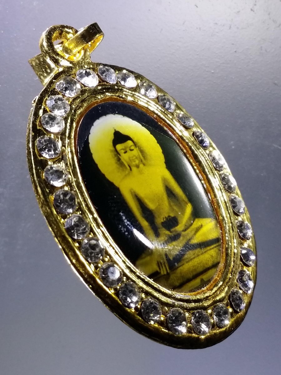 Antig Pim 053 ล็อกเก็ตกะไหล่ทองฝังเพชร พระพุทธเมตตา หลังเจดีย์พุทธคยา ประเทศอินเดีย พระรายการนี้ให้เช่าบูชาแล้ว