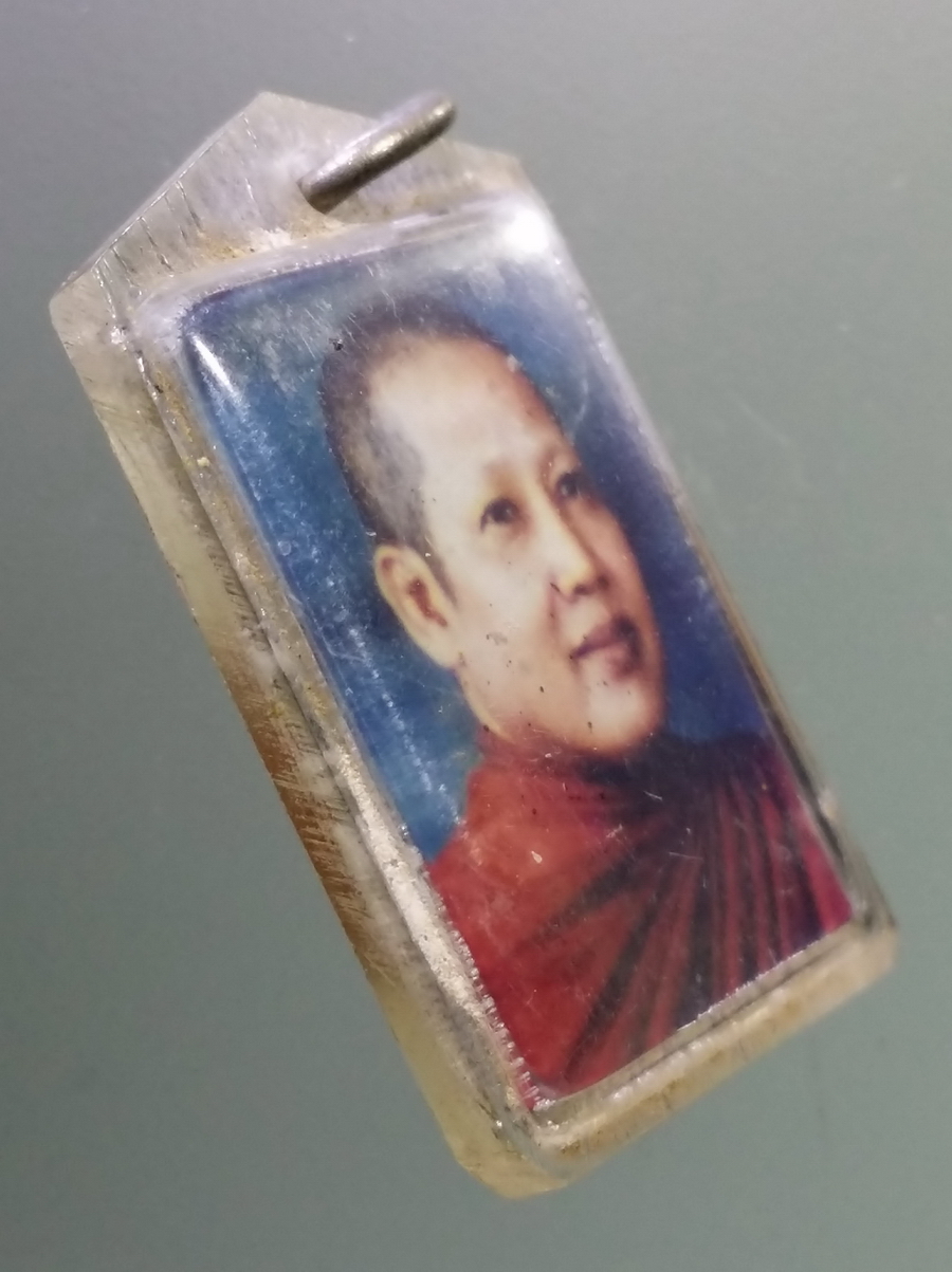 รหัสสินค้า เครื่องราง ล็อกเก็ต ภาพถ่าย 110 ภาพถ่ายติดจีวร หลวงพ่อจำเนียร วัดถ้ำเสือ จังหวัดกระบี่ สร้างปี 2534