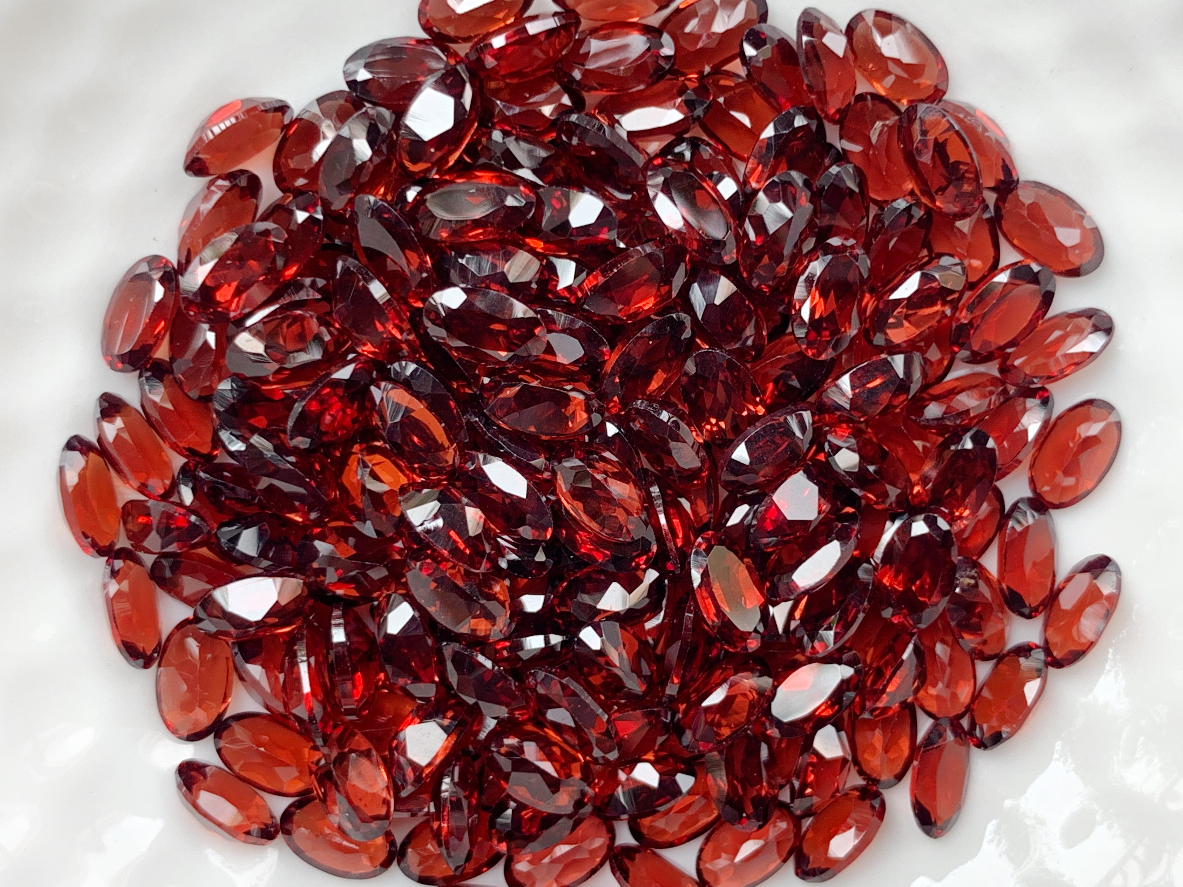 โกเมนไข่ 5X3 มม. 5 กะรัต