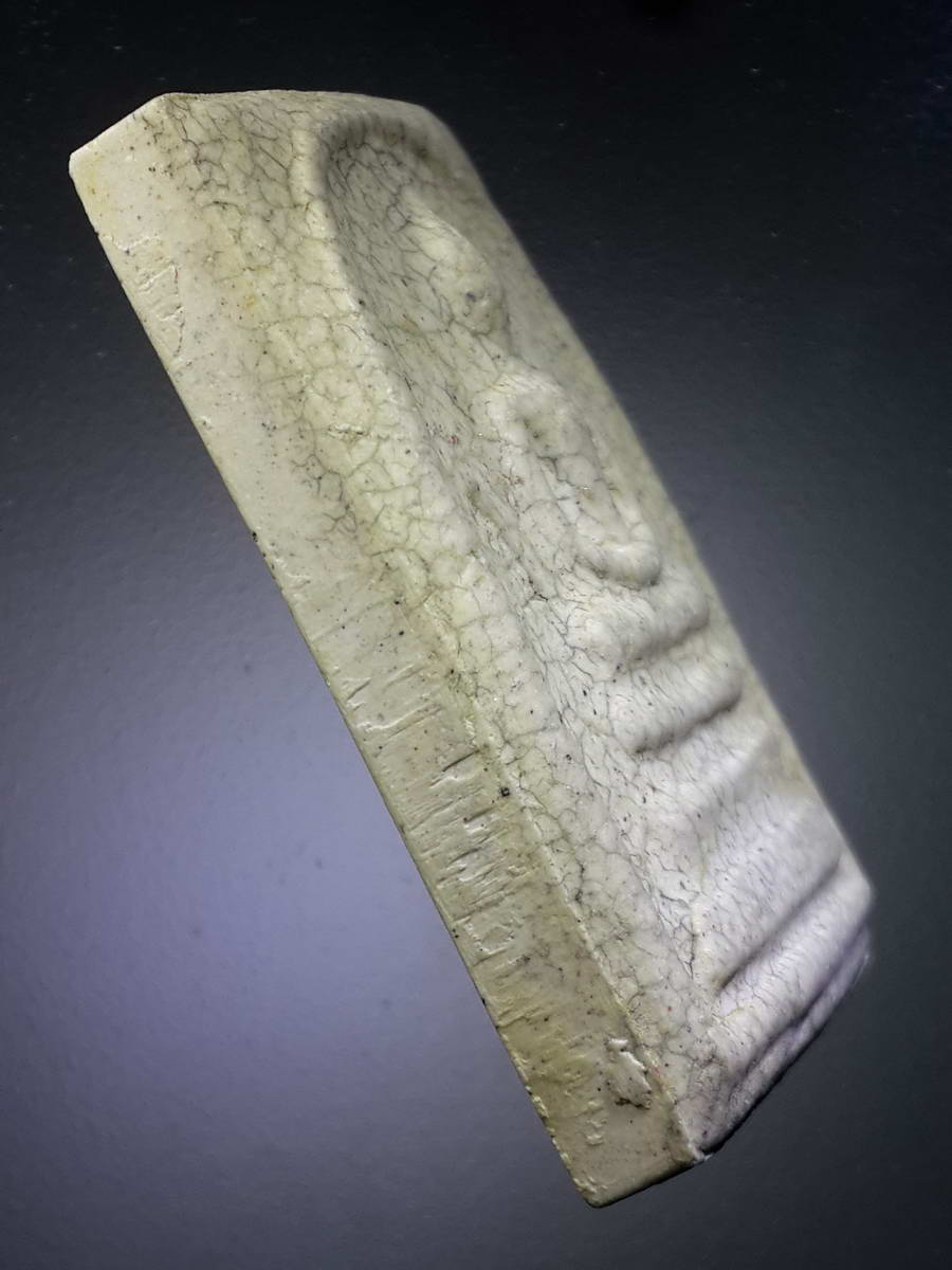 รหัสสินค้า พระมีกล่อง 330 พระสมเด็จเนื้อผงวัดระฆัง วัดระฆังโฆสิตาราม รุ่นย้อนยุคพิมพ์เดิม สร้างปี 2553 กดโค้ดด้านหน้า ปั๊มตรายางด้านหลัง เนื้อแตกลายงา