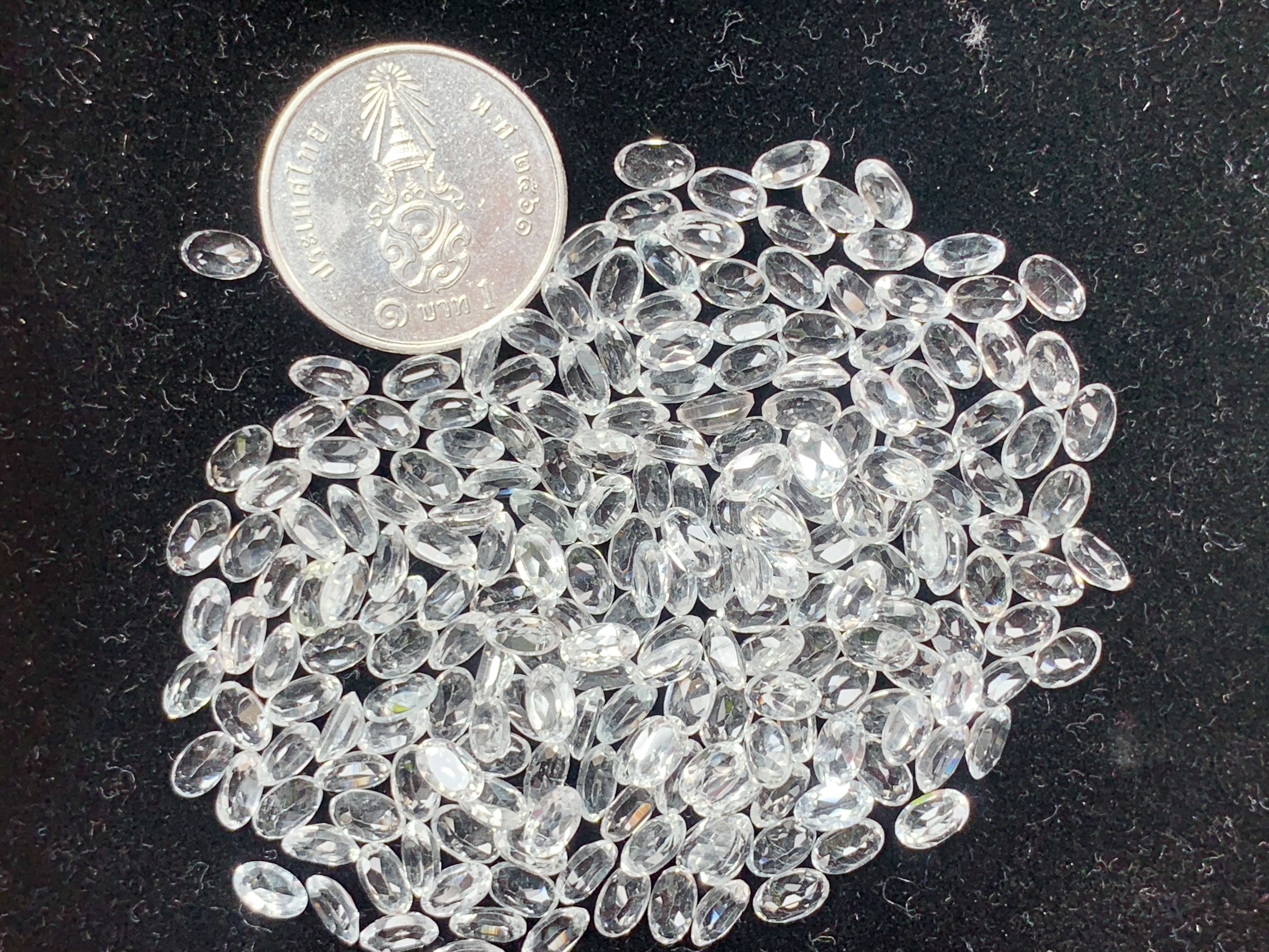 ไวท์โทปาสไข่ 5X3 มม. 5 กะรัต