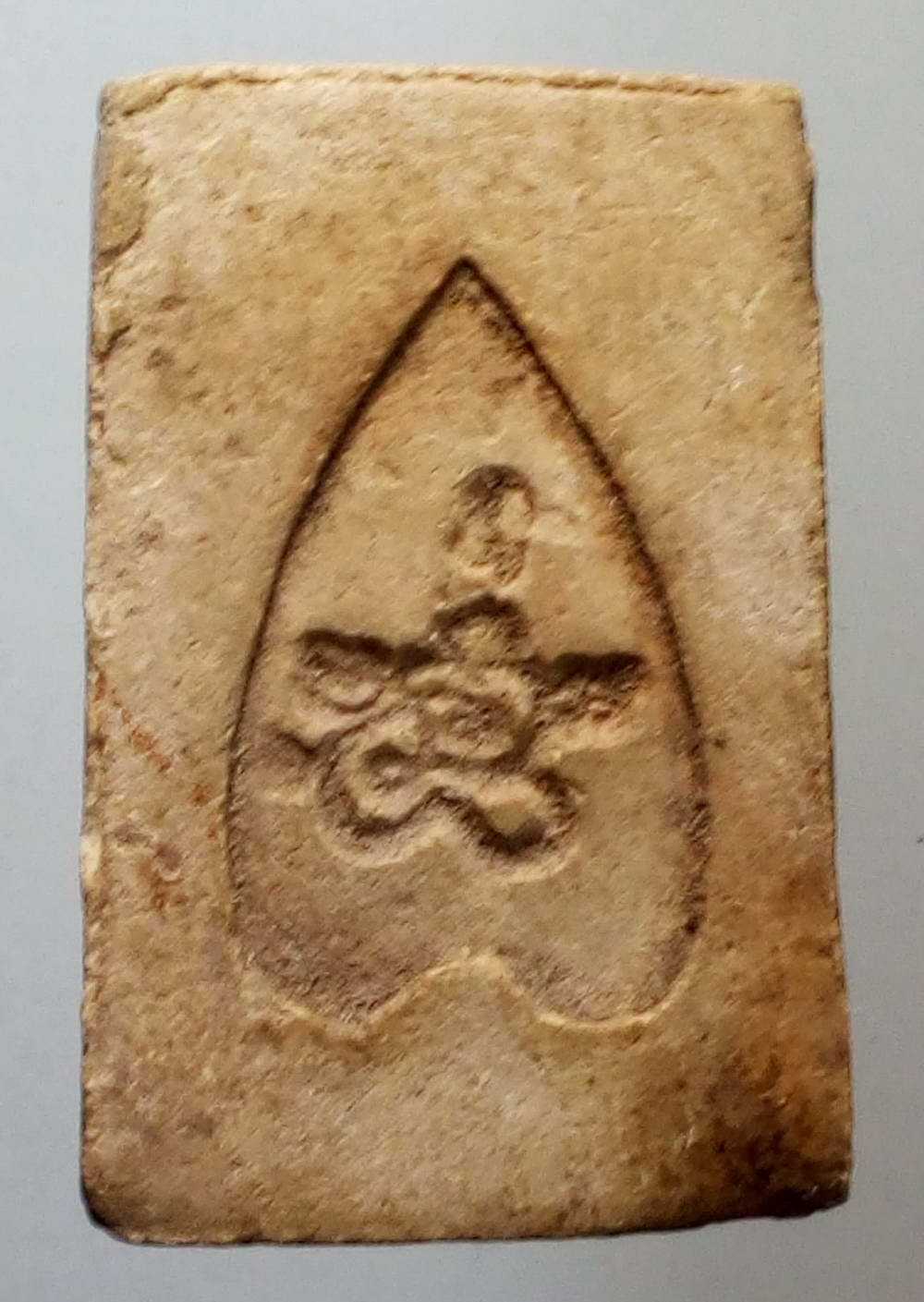 รหัสสินค้า พระไม่ทราบที่ 143 พระสมเด็จเนื้อผง ด้านหลังมีสัญลักษณ์กดจมลึกลงไปในเนื้อพระ ไม่ทราบที่