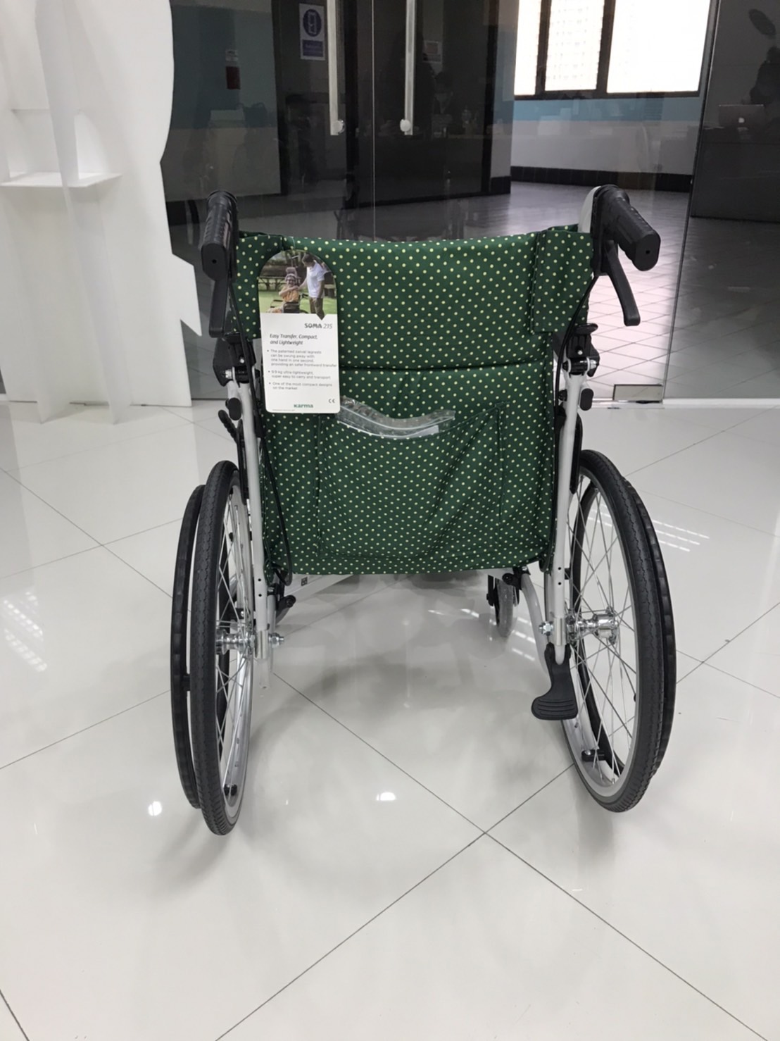 รถเข็นอลูมินัมอัลลอยด์โซม่า รุ่น SOMA 215 (SM-250.5) WheelChair SOMA 215 (SM-250.5) โครงพักเท้าสวิงได้ น้ำหนักเบา พกพาสะดวก กะทัดรัด ของแท้ รับประกันศูนย์ไทย 1 ปี