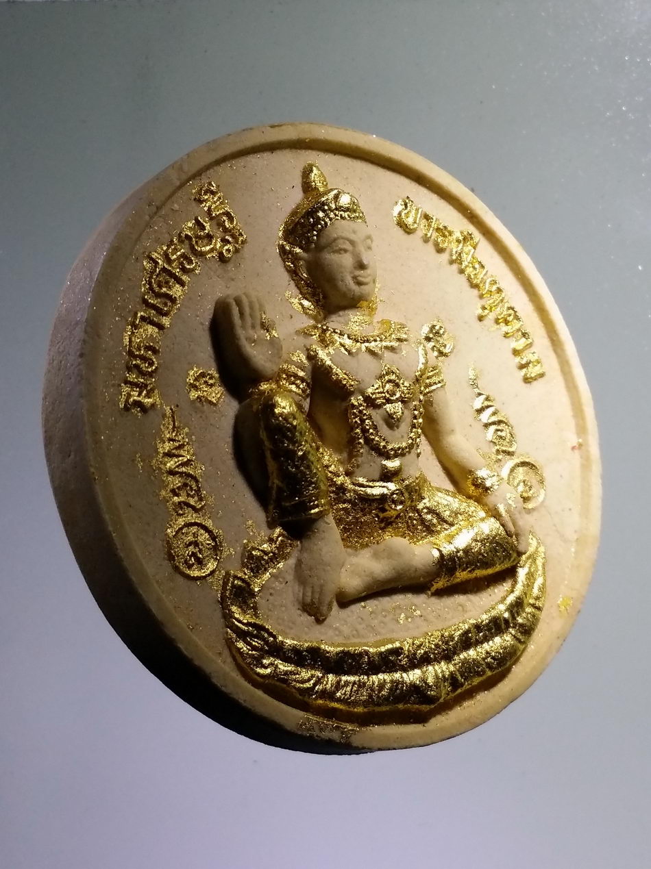 รหัสสินค้า จตุคามรามเทพ 811 จตุคามรามเทพ เนื้อว่านขาวปัดทอง รุ่นมหาเศรษฐีบารมีจตุคาม ไม่มีกล่อง เอากล่องรุ่นอื่นใส่ไปให้แทนนะครับ