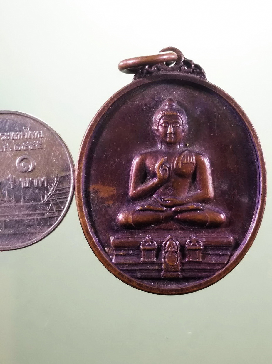 รหัสสินค้า เหรียญพระพุทธ 4124 เหรียญหลัง ภปร. พระพุทธทักษิณมิ่งมงคล จังหวัดนราธิวาส เฉลิมพระเกียรติตรงครองราชย์ครบ 60 ปี สร้างปี 2548 ขนาดเมื่อเทียบกับเหรียญบาท