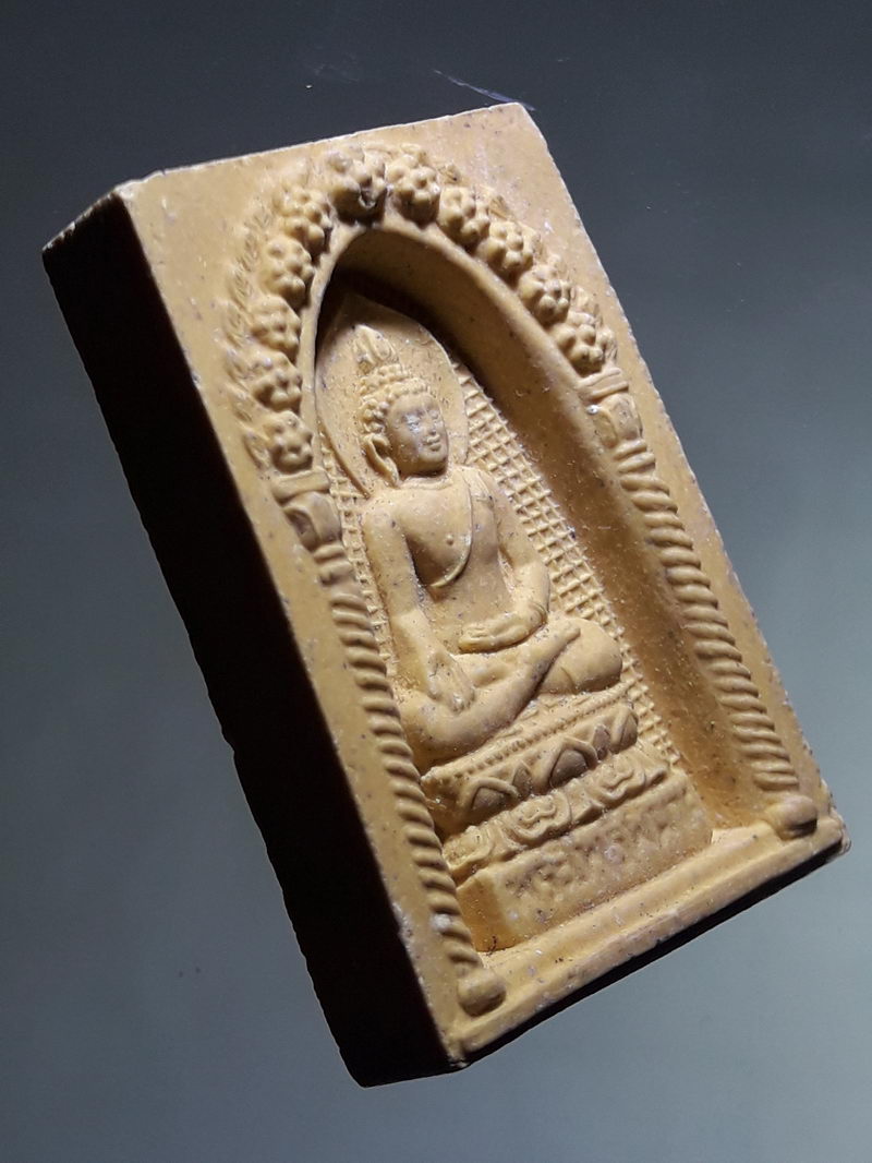 รหัสสินค้า พระเนื้อดิน ผง ว่าน 10440 พระไพรีพินาศ เนื้อผง หลังภปร. ที่ระลึกพระราชพิธีมหามงคลสมัยเฉลิมพระชนมายุ ครบ 6 รอบ ในหลวงรัชกาลที่ 9 ด้านหลังปั๊มตรายาง