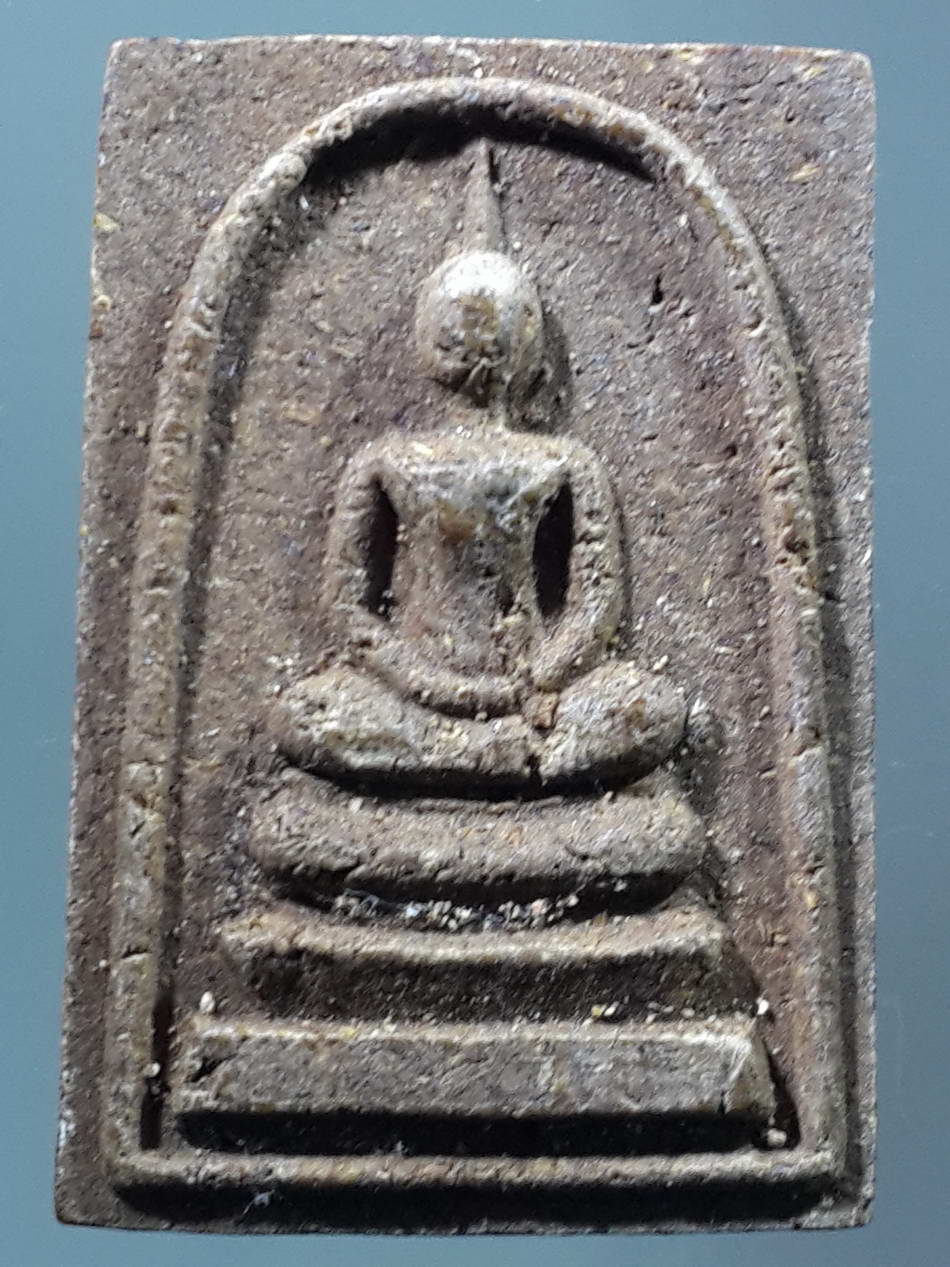 รหัสสินค้า พระสมเด็จ วัดต่างๆ 597 พระสมเด็จเนื้อว่านสีน้ำตาล หลังสมเด็จพระนเรศวร หลั่งน้ำสิโนทก วัดหนองพยอม จังหวัดพิษณุโลก
